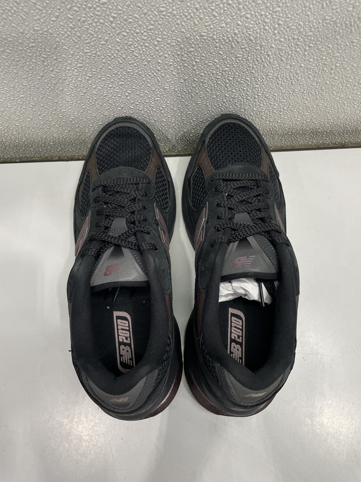 New Balance 2010 Lifestyle Sneakers Unisex M10, W11.5 In Black With Iridescent