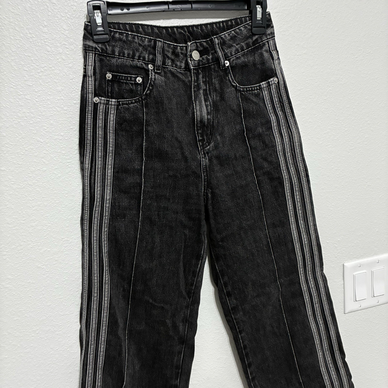 chuu High Rise Straight Dark Wash Black Denim Jeans Frayed Hem 5-Pocket