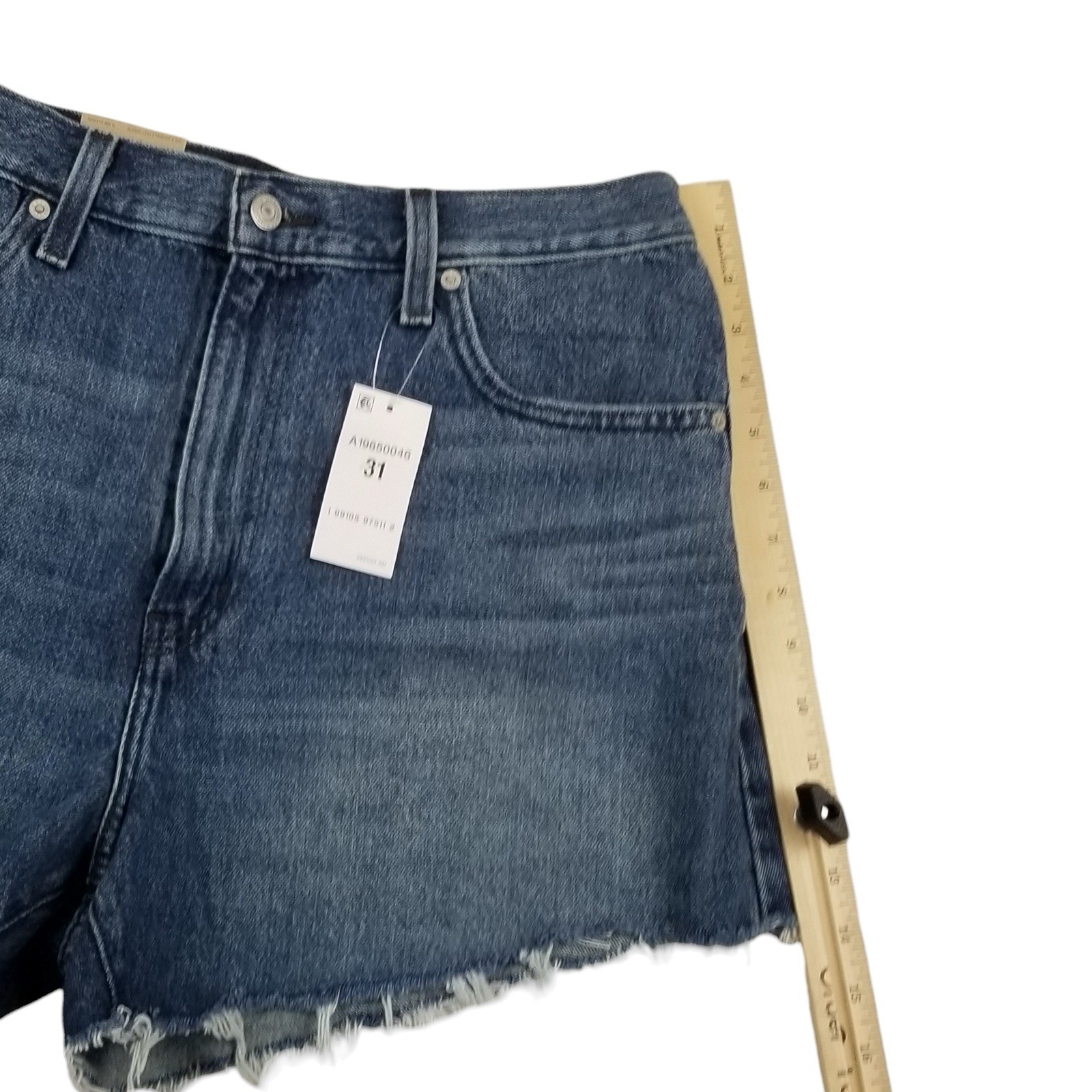 Levi’s Women’s High SZ 31 Waisted Relaxed Fit 5 Pocket Cotton Denim Mom Short