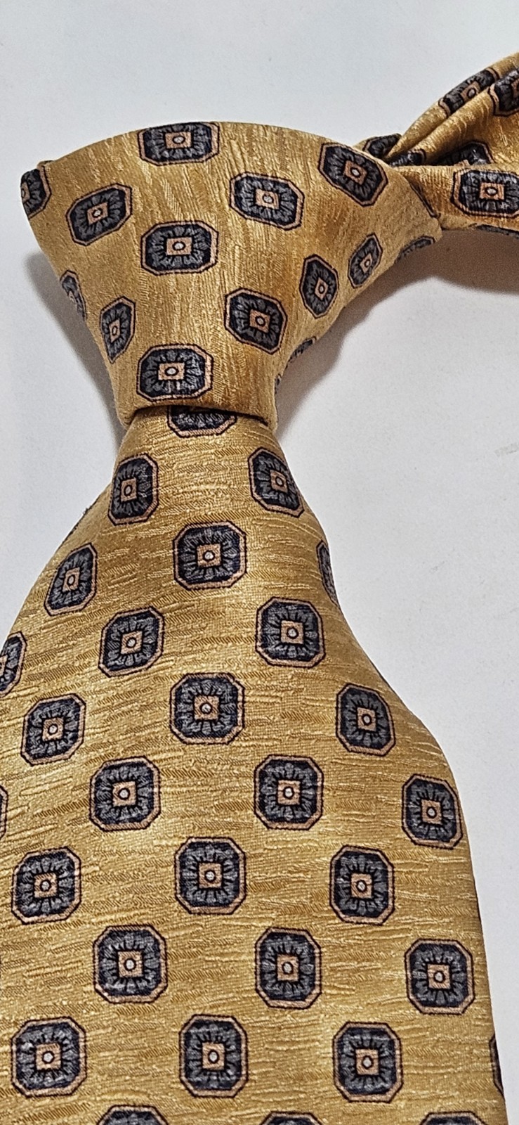 Jos A Banks Men’s Silk Tie Gold With Medalions 59×3 3/4 Wide Made In USA.