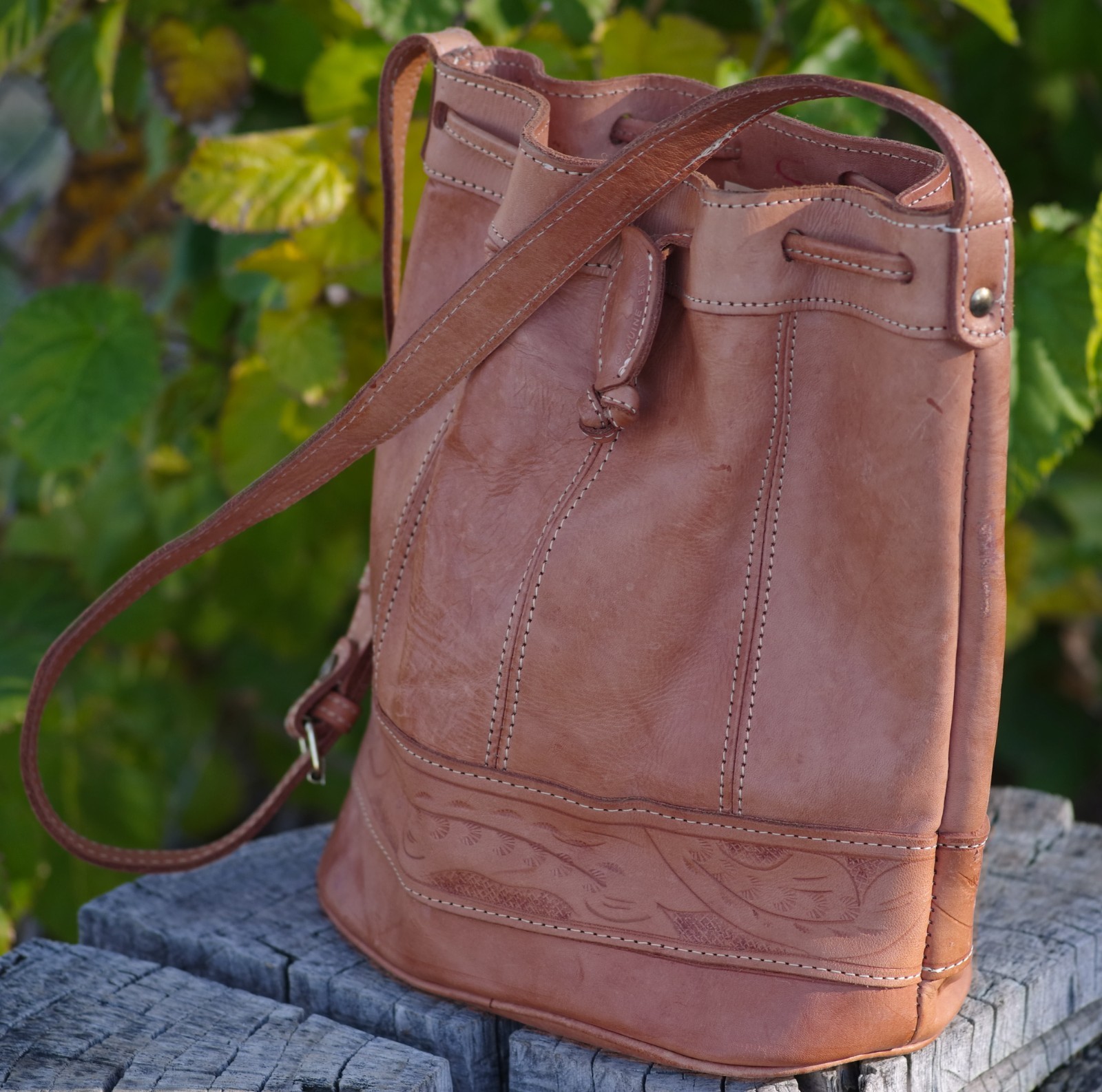 VINTAGE Genuine Leather Hand Tooled Shoulder Bucket Bag Paraguay WONDERFUL BAG!