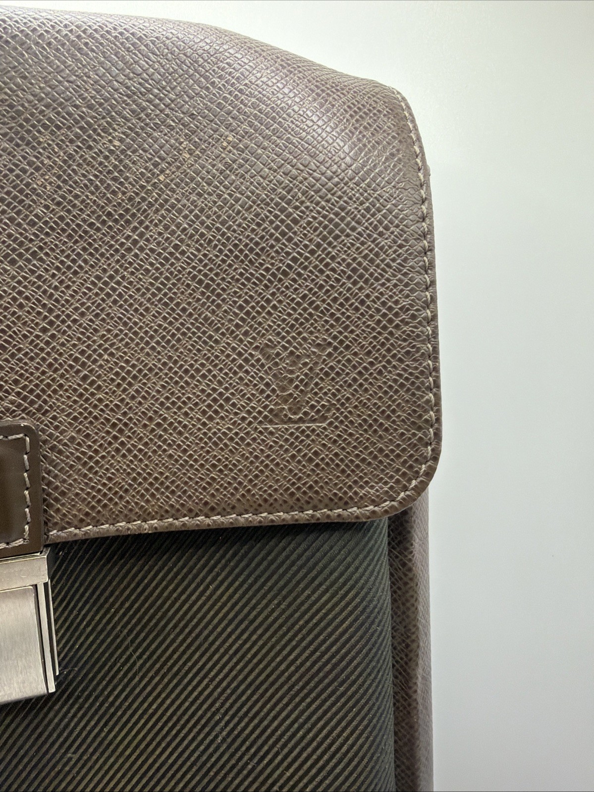 Louis Vuitton Men’s Bag – Satchel – Adjustable Strap – Vintage 8.5×11 Inches