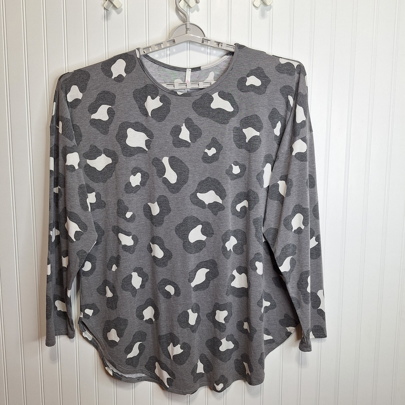 Unbranded Boutique Pullover Tunic Top Womens Size 5X-Large Gray Animal Print