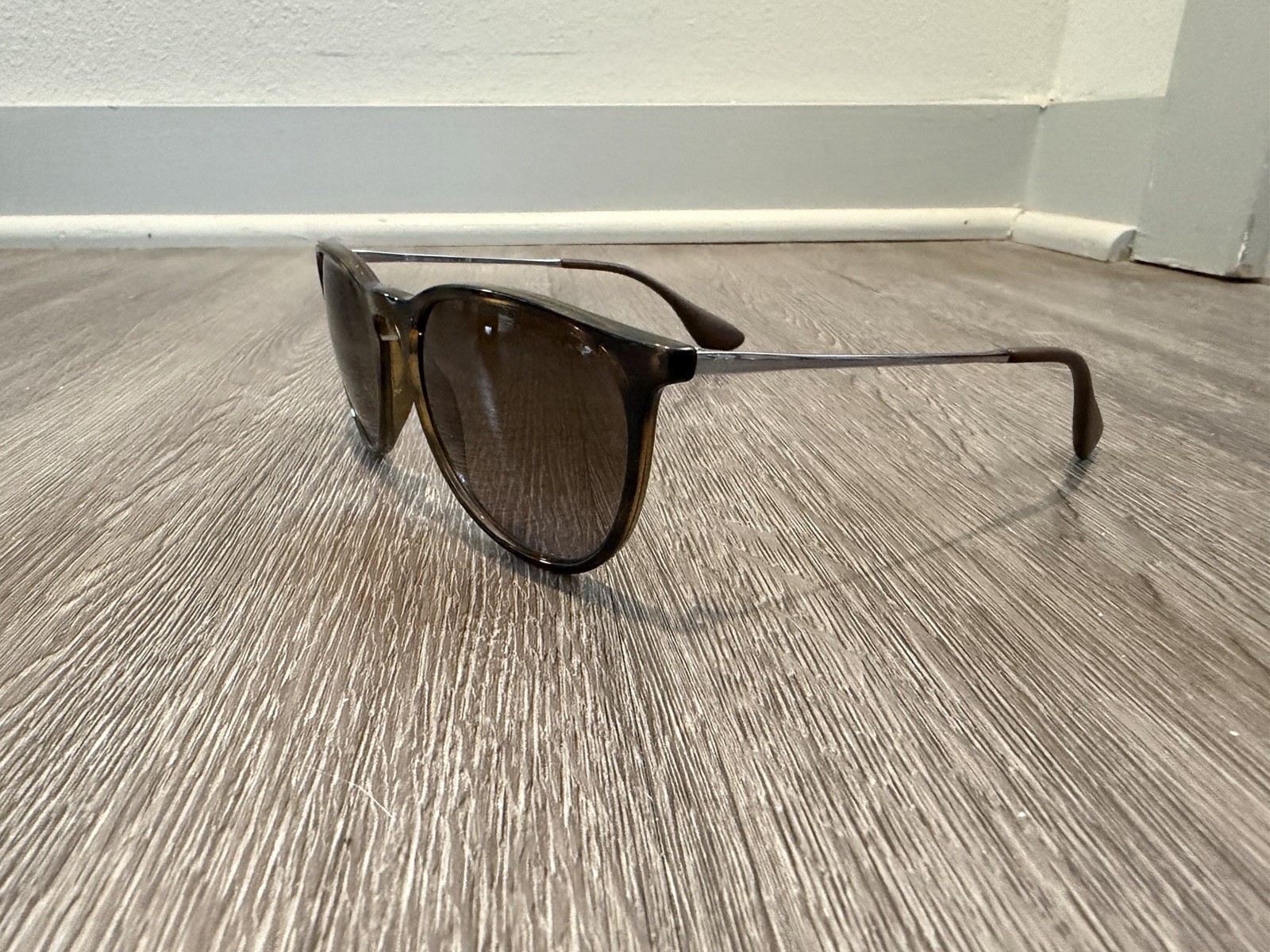 Authentic RAY-BAN ERIKA RB4171 710/T5 WOMEN’S POLARIZED SUNGLASSES 54mm Lens