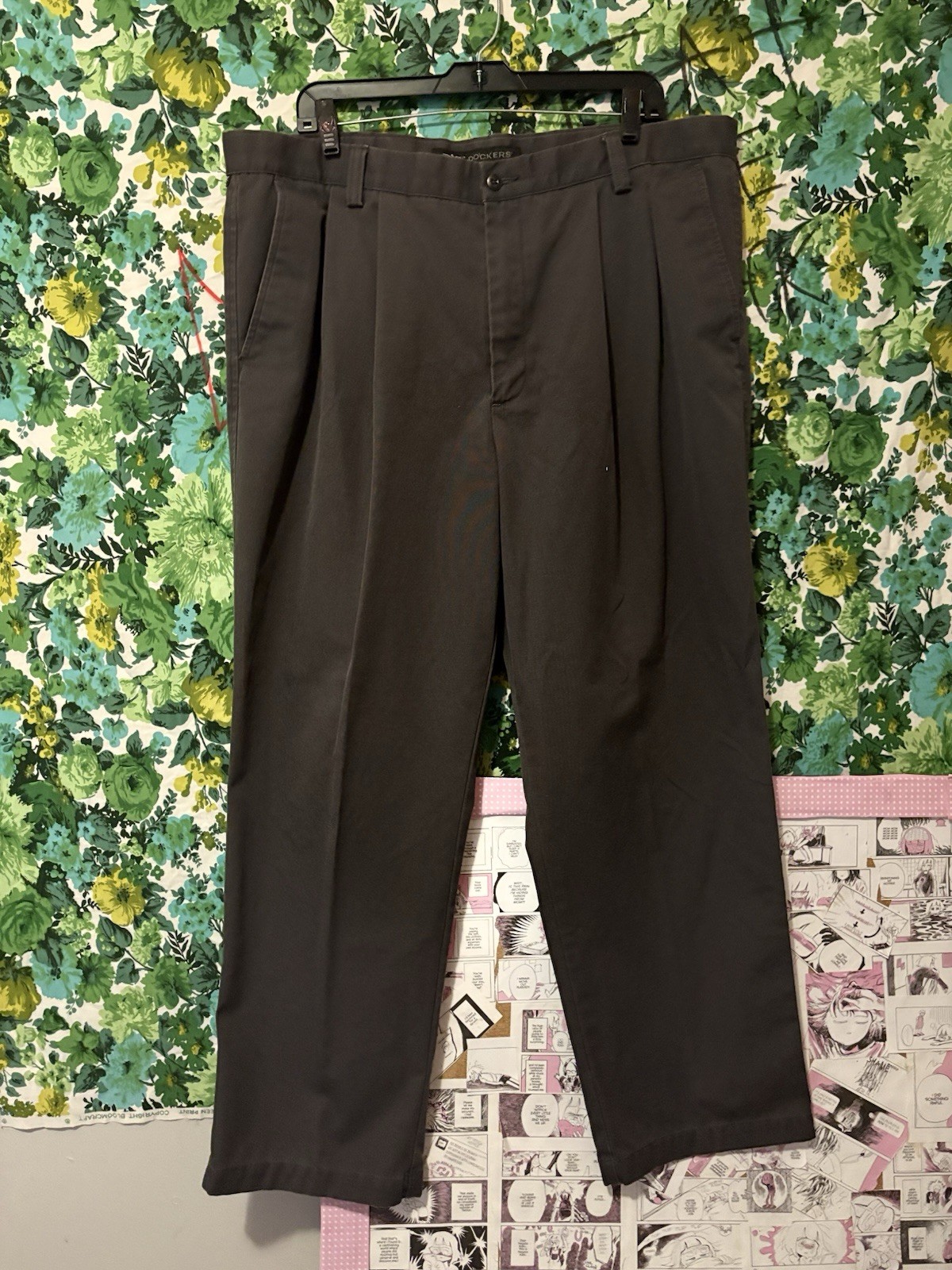 Dockers stonewashed canvas trouser in dark brown/charcoal. Internal care tag: “