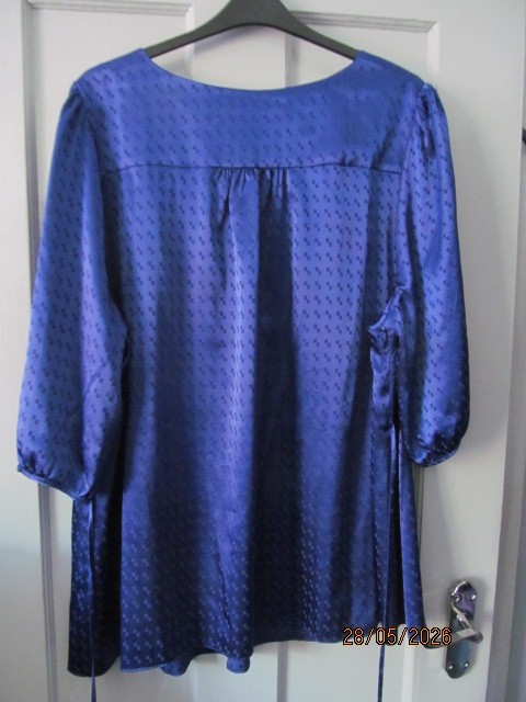 LADIES STRIKING ROYAL BLUE V NECK TOP SIZE 28/30