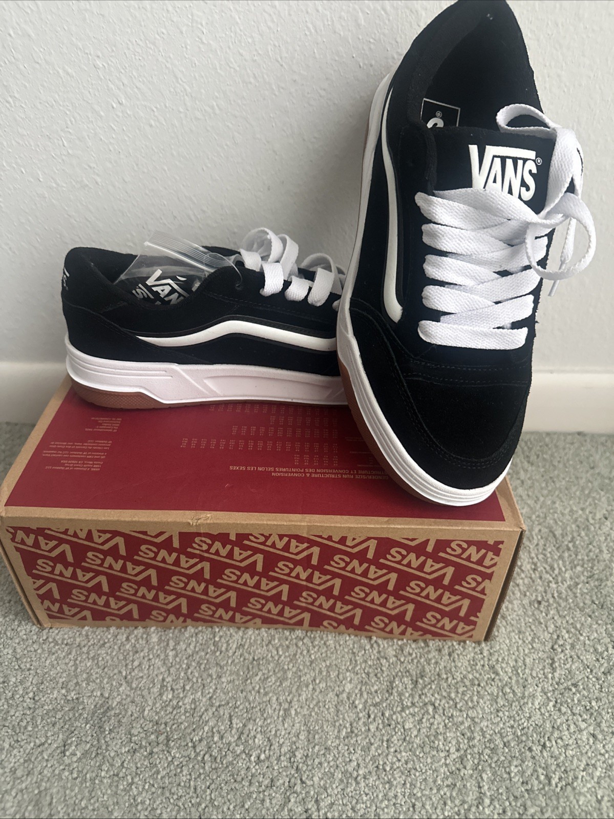VANS Hylane Skate Shoes VN0000D81 Black White Suede/Gum Men’s Size 8.5 BNIB