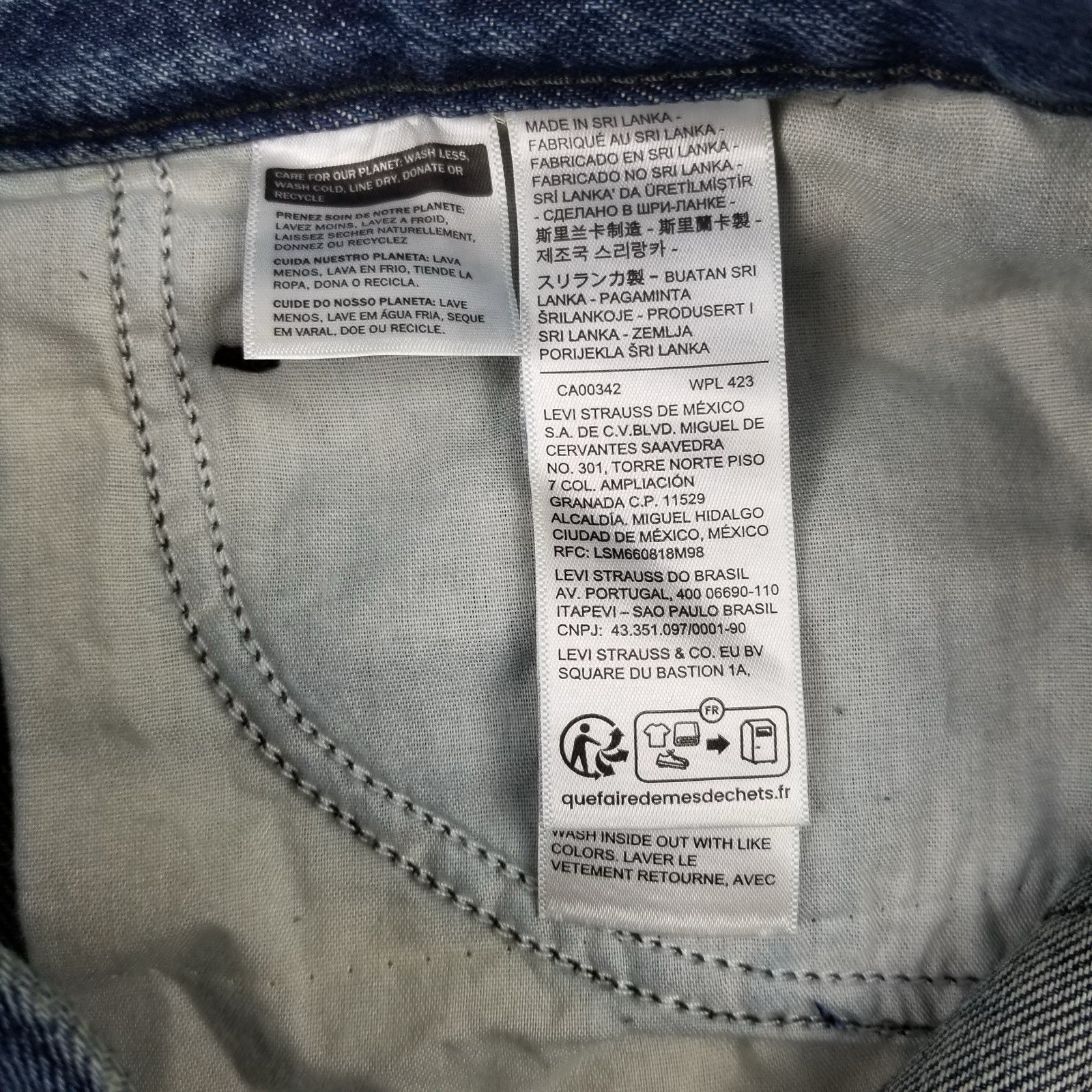 Levi’s Women’s SZ 33 High-Waisted Relaxed Fit 5 Pocket Cotton Denim Mom Short