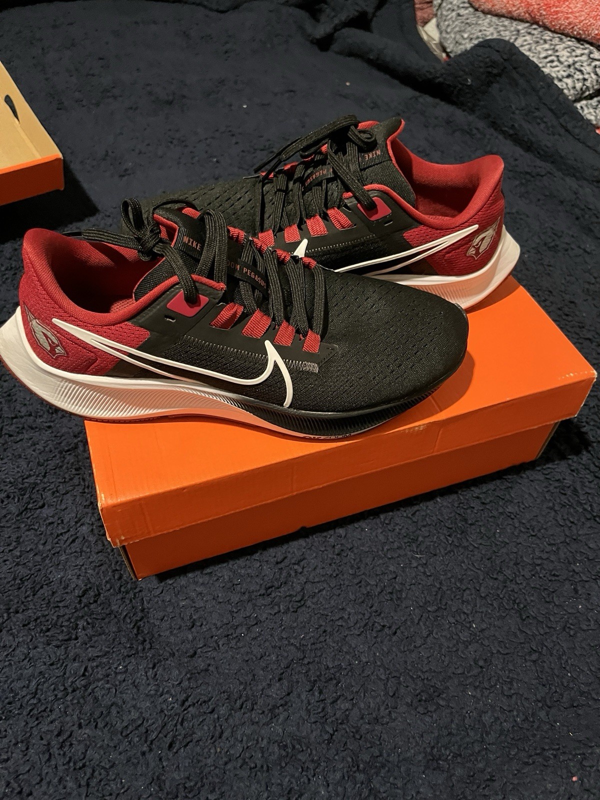 Nike Men’s Low Top Lace-Up Athletic Sneaker Black Red White Pre-Owned
