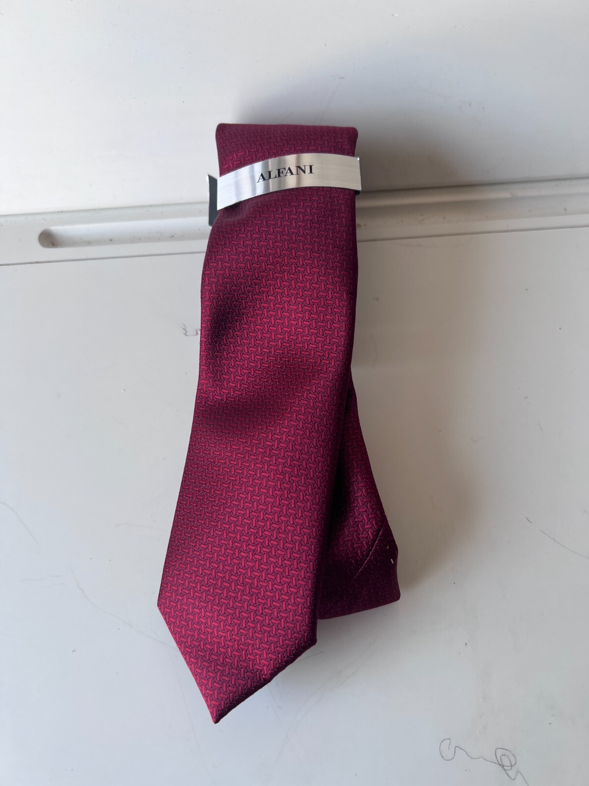 $69 New Alfani Men’s Edson Mini-Link Neck Tie Burgundy Size One