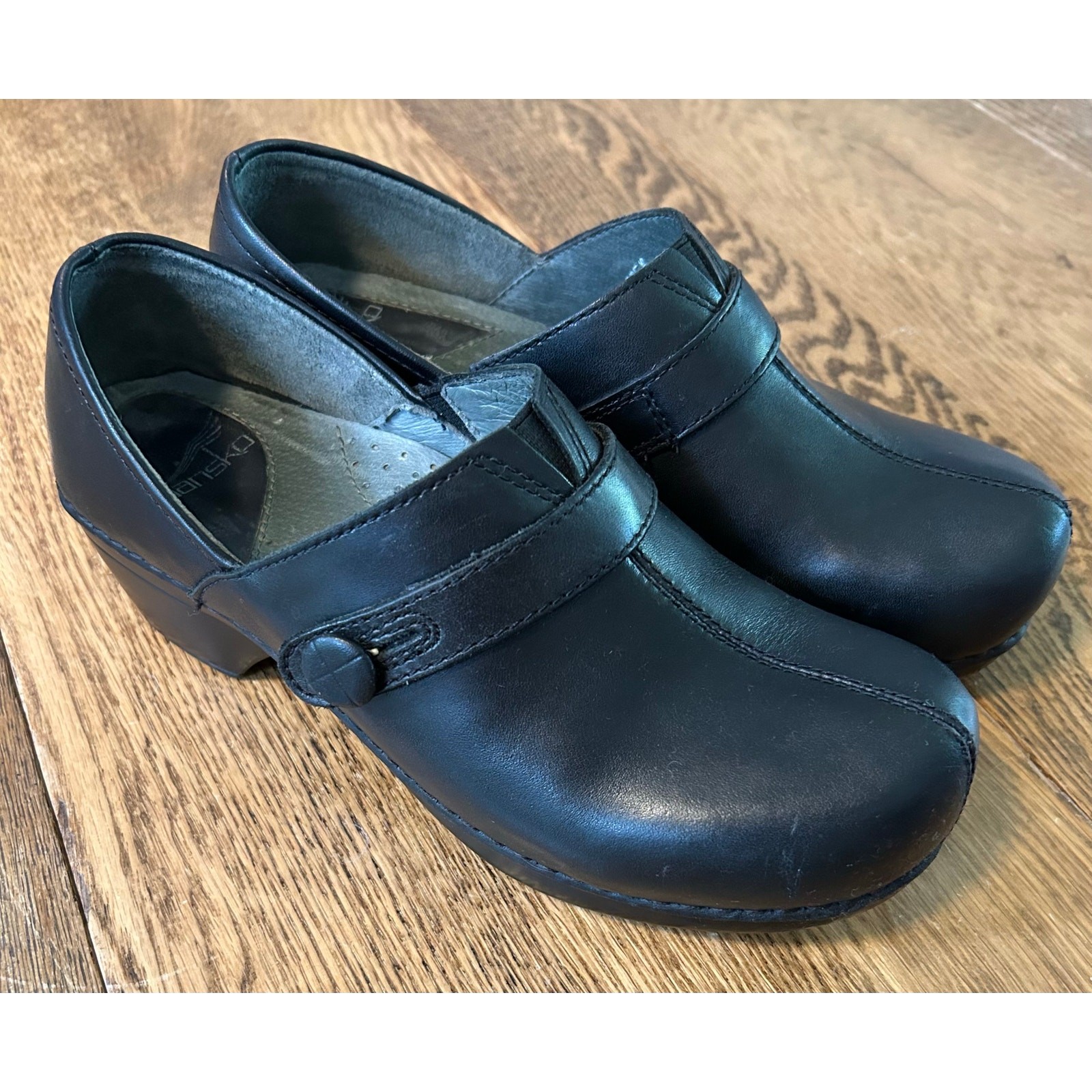 Dansko Solstice Button Strap Clogs Black Leather Slip on Women’s Sz 39 US 8.5