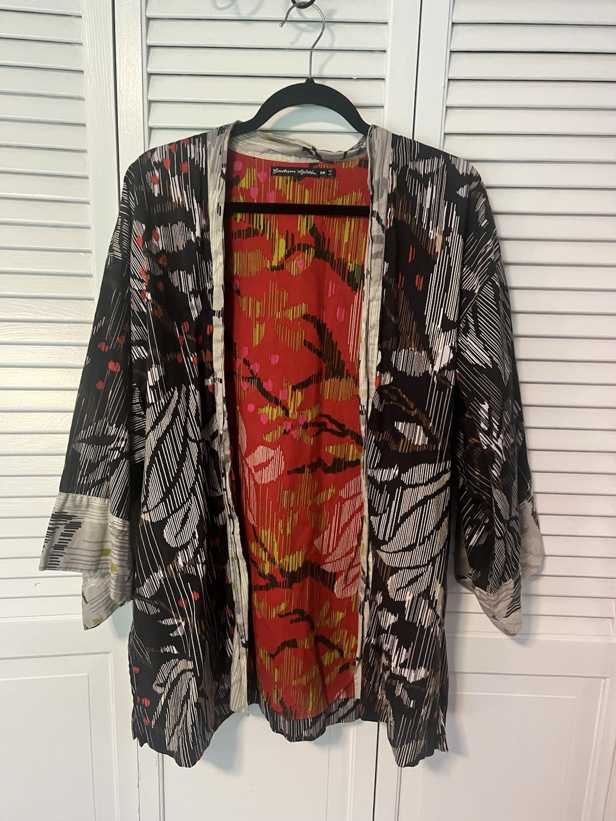 Women’s Black/Gray/Red Floral Lightweight Open-Front Pleated Kimono Jacket 3/4