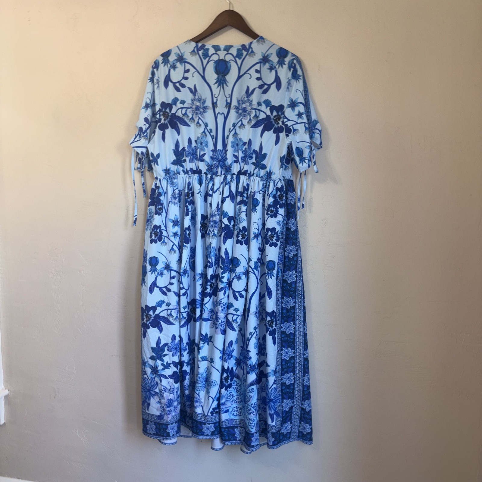 BloomChic Floral Midi Dress – Size 14-16 – Blue & White – V-Neck – Tie-Sleeve