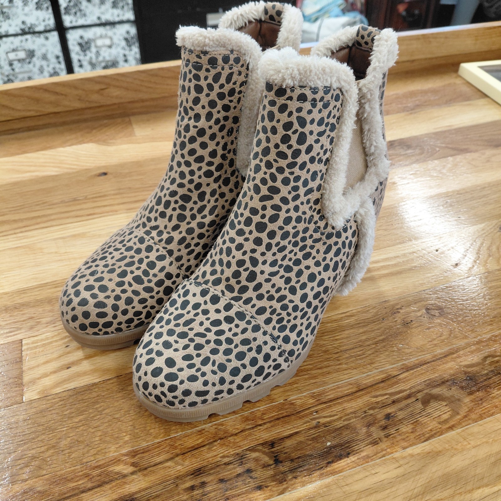 Sugar Haylei Wedge Booties Women’s Size 7.5 M Animal Print Hidden Heel Faux Fur