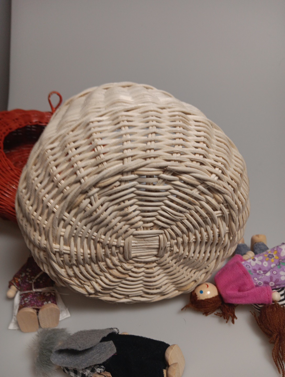 Rattan Mushroom Basket Purse Whimsical Storage Handbag With 5 Wooden Dolls Wow!