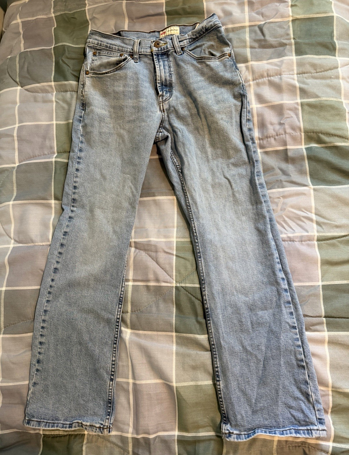 Wrangler Men’s Blue Light Wash Relaxed Fit Bootcut Stretch Denim 5-Pocket Jeans