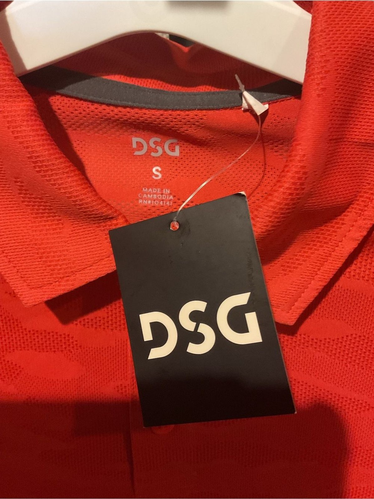 DSG Men’s Bright Red Polo Golf Shirt with Subtle Jacquard Pattern S