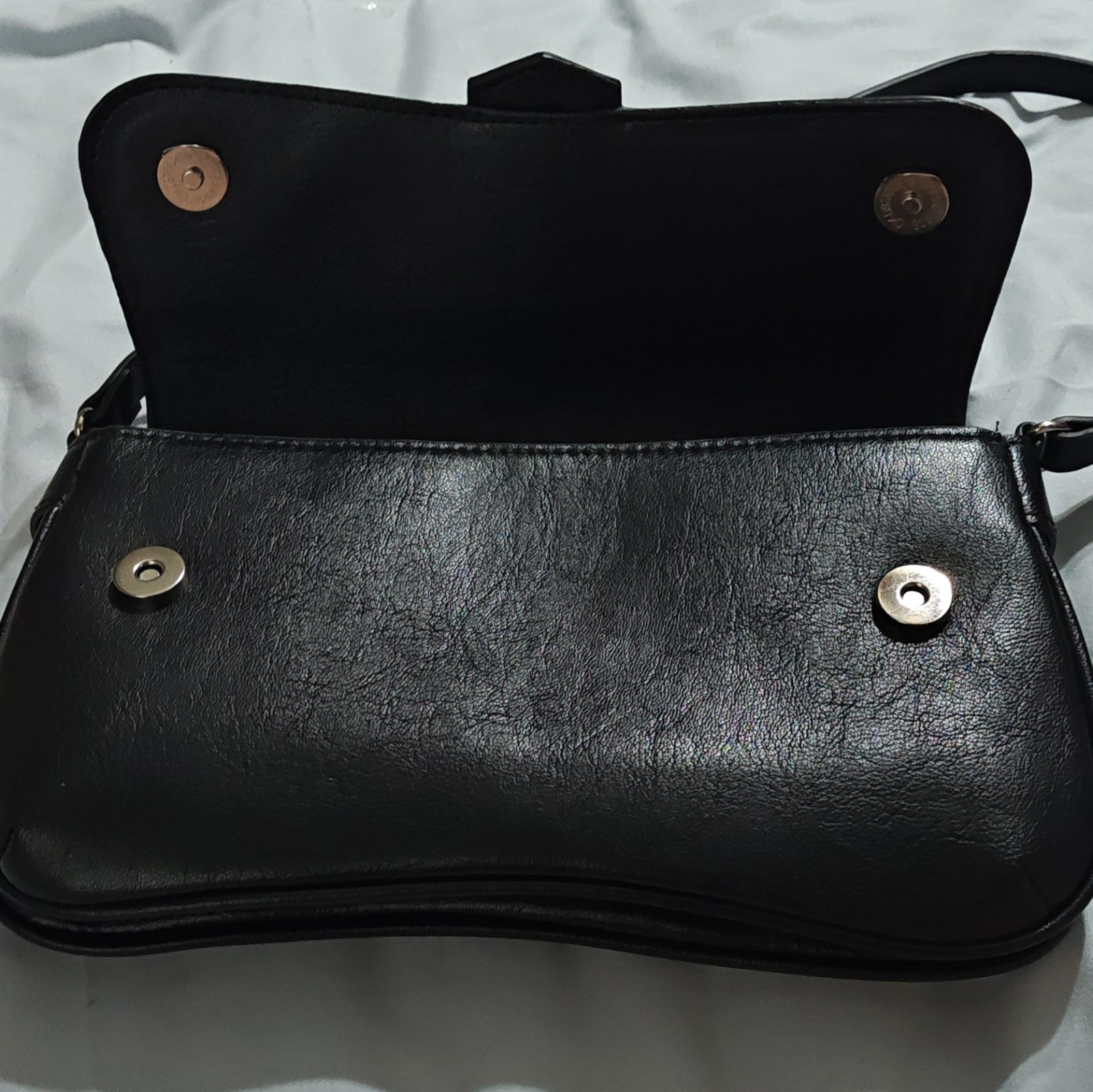 Steve Madden Black Small Shoulder Bag Buckle Accent Magnetic Closure Strap