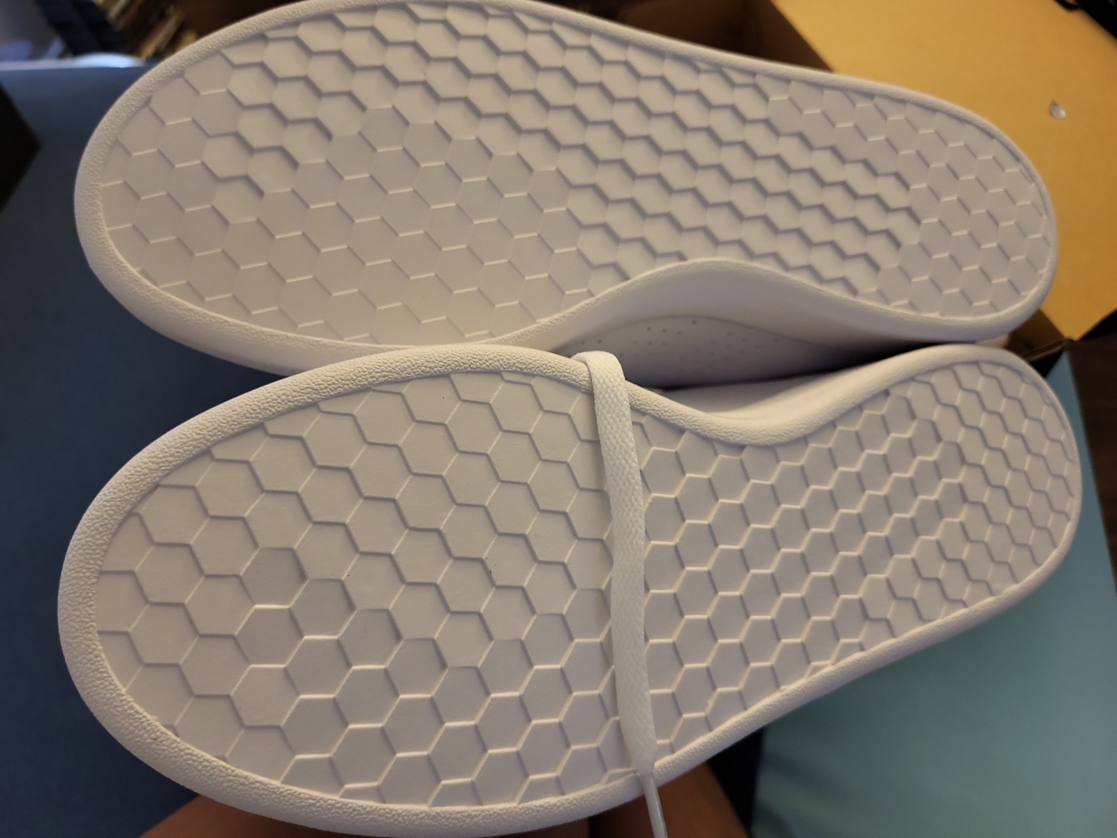 Adidas men Advantage Shoes White / GREEN size 10. Brand New