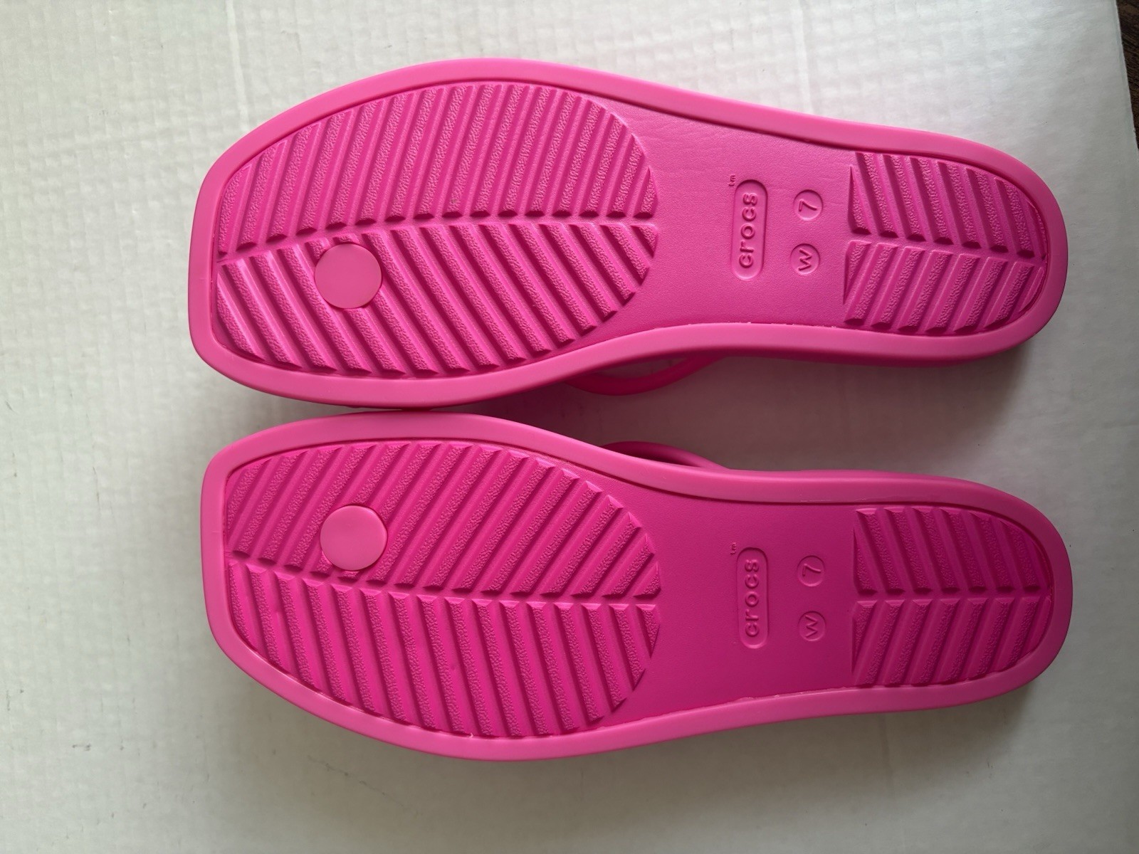 Croslite foam sandals, Crocs Miami Toe Loop Sandal, Dragon Fruit Women’s Sz 7