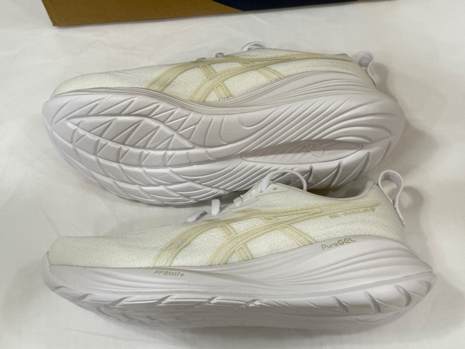 ASICS GEL CUMULUS 27 Men’s Running White Lake Grey 1011B960 100 Carbon
