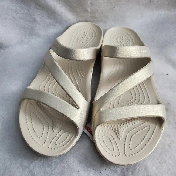 NWT – Crocs Women’s Kadee II Shimmer Ivory Sandal – Size 9