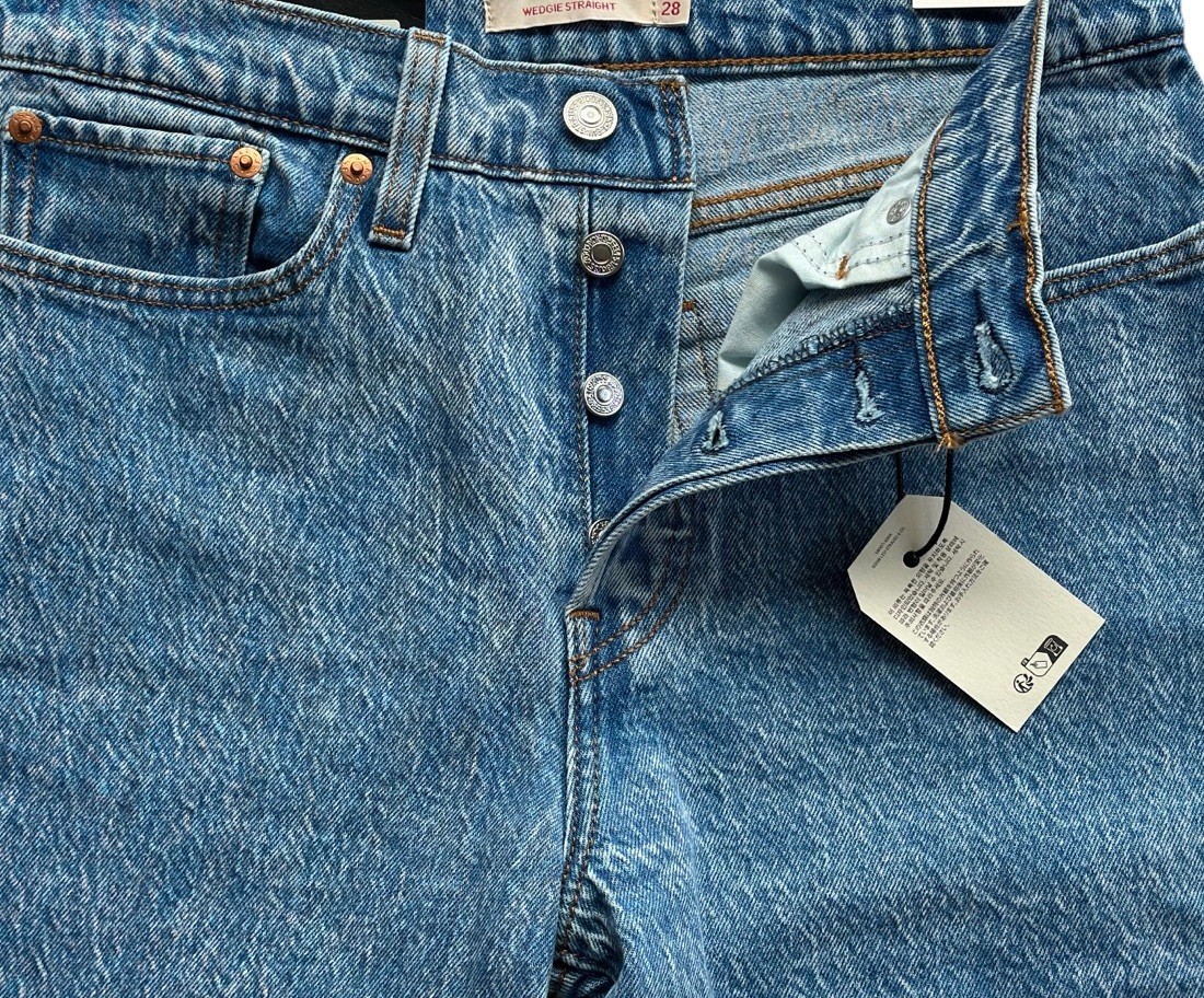 Levi’s Premium Women’s Wedgie Straight Jeans Size: 29 x 28