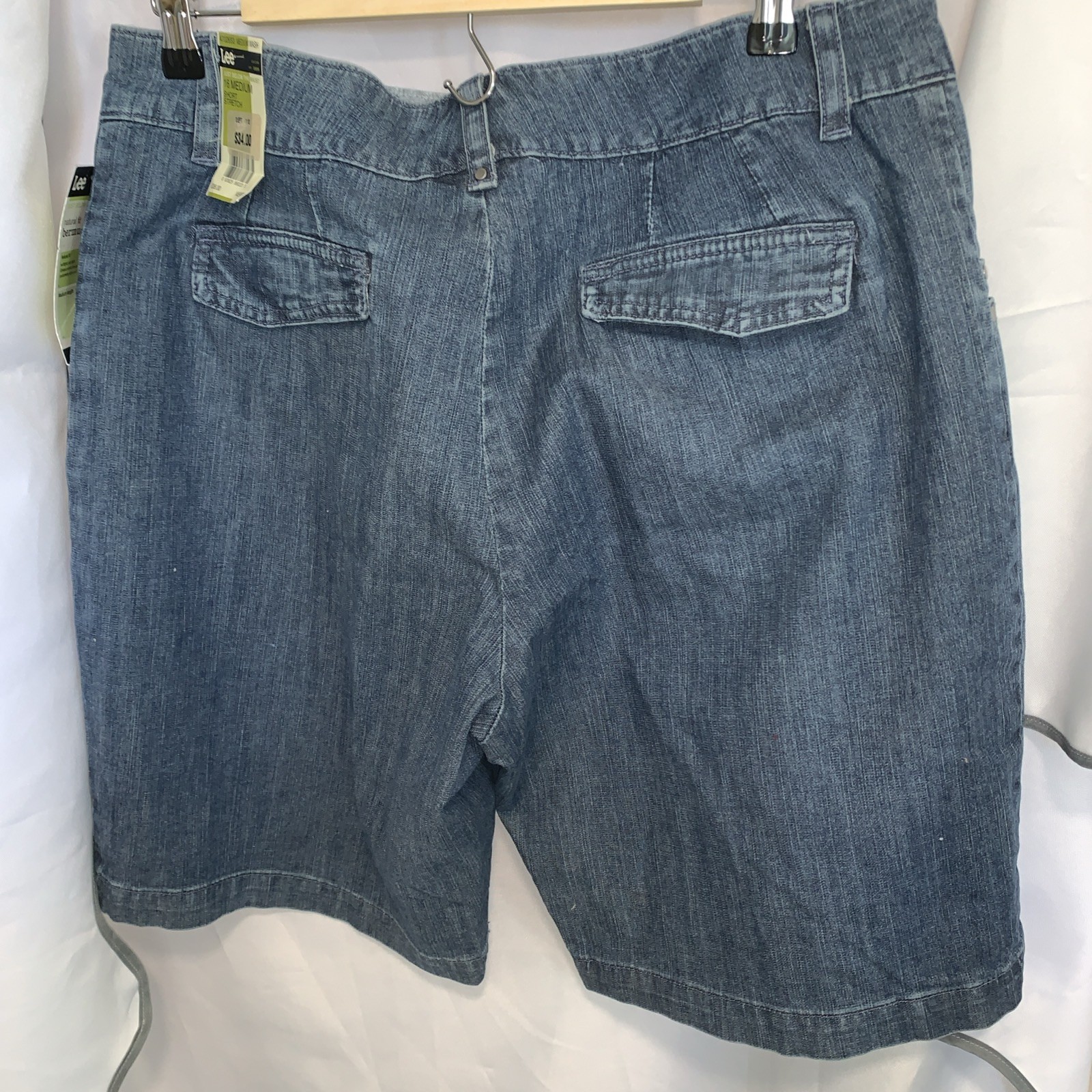 LEE Just Below Waist Stretch Shorts Women’s 16 Natural Fit Medium Length NWT