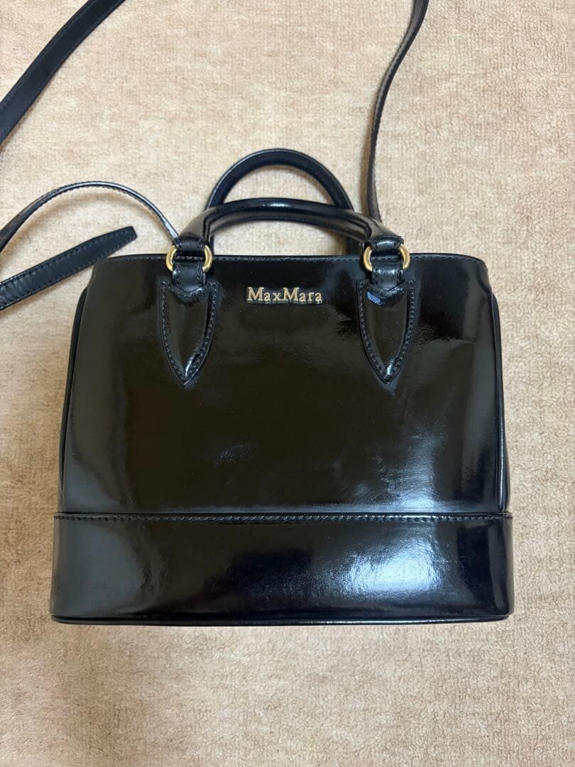 MaxMara Black Patent Leather Shoulder Bag Adjustable Strap Gold Hardware 22cm