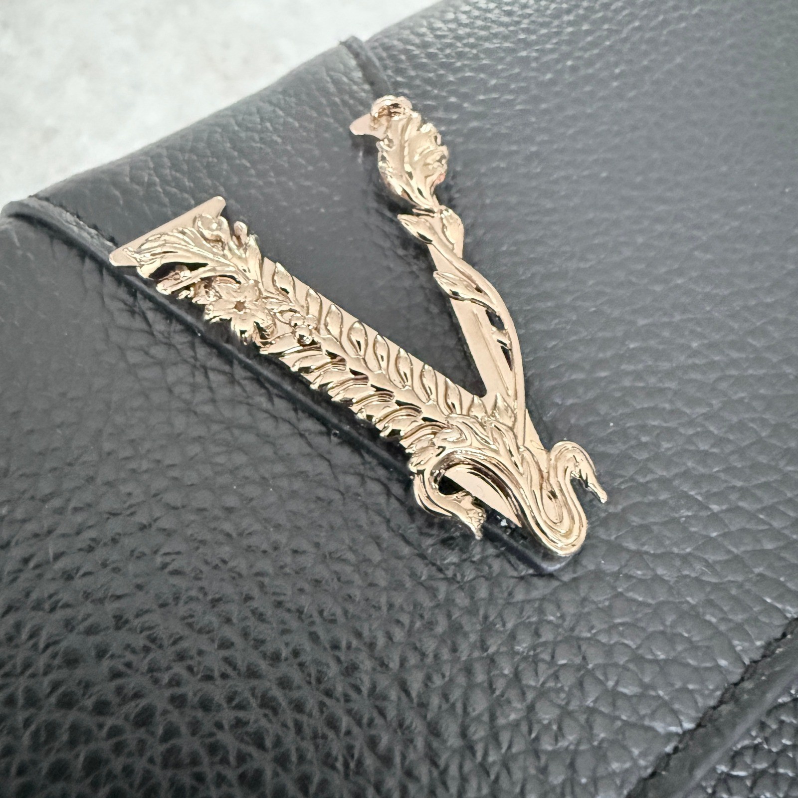 Versace Virtus Wallet on Chain Black Vitello Leather Bag 1006264 Nero-Oro
