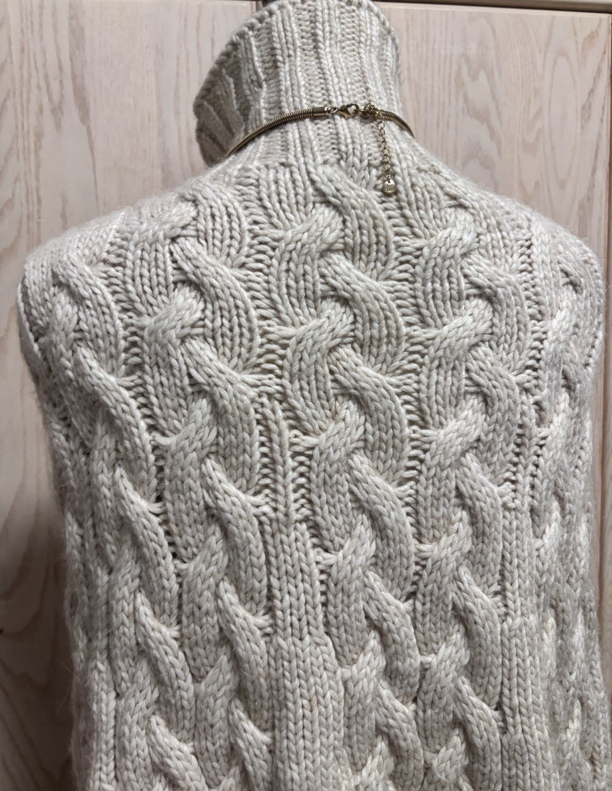 GELSO BIANCO ITALIAN CHUNKY CABLE KNIT ALPACA BLEND PONCHO OATMEAL COLOR . NEW .