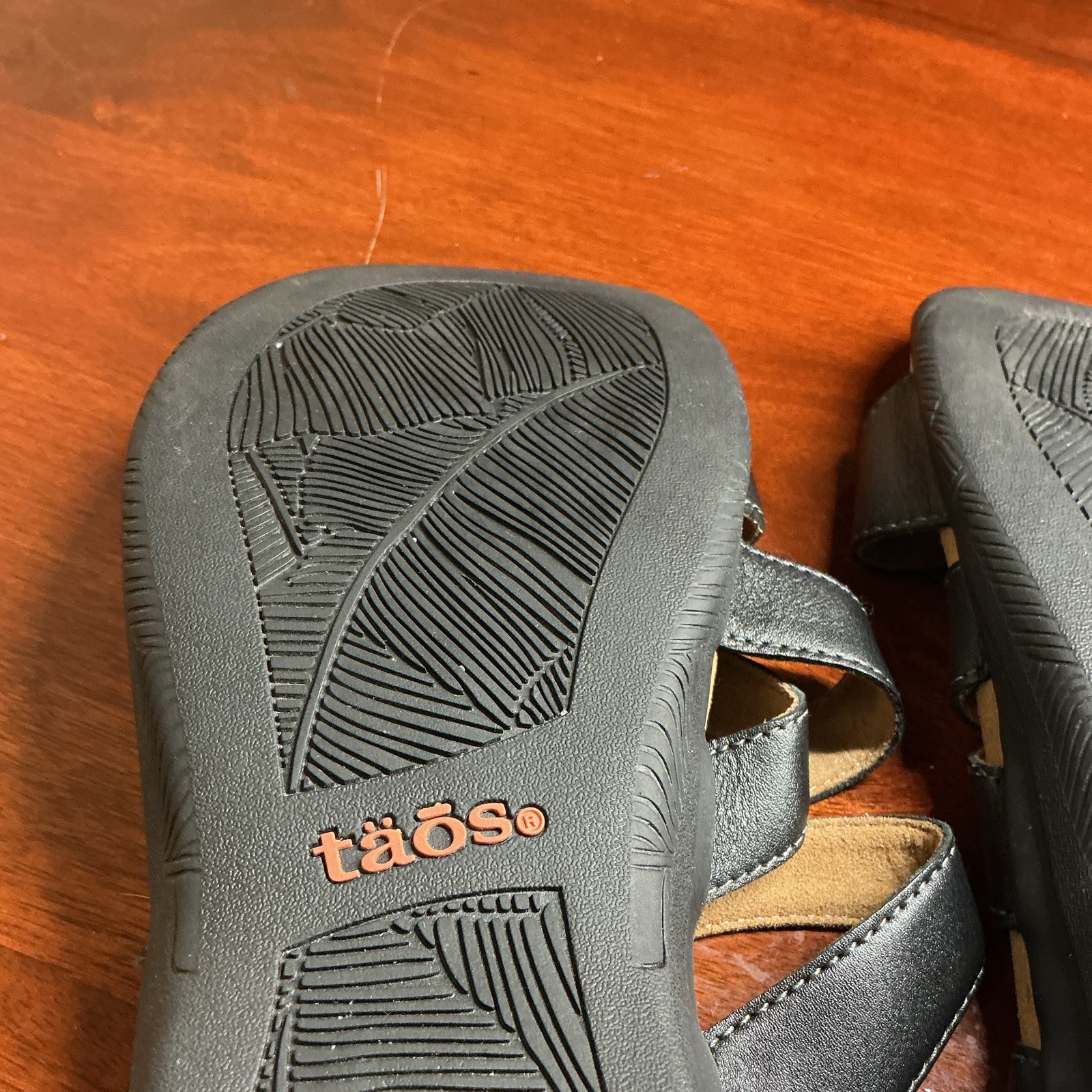 Taos Womens Strappy Slip-On Sandal Leather Black/Beige Quiet Luxury Casual US 10