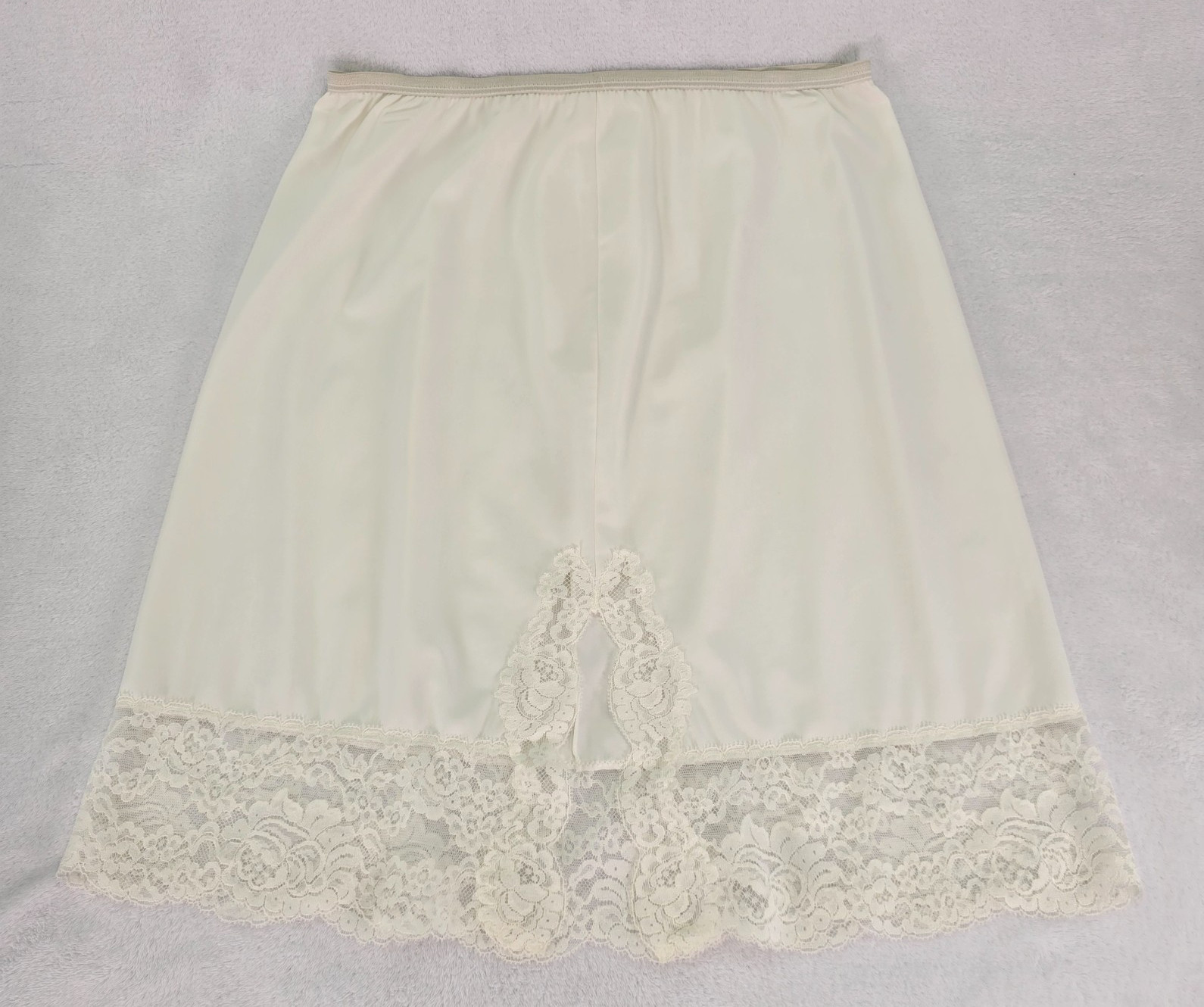 Vintage White Nylon Half Slip Wide Lace Trim Size M Kick Pleat 20.75″ Long
