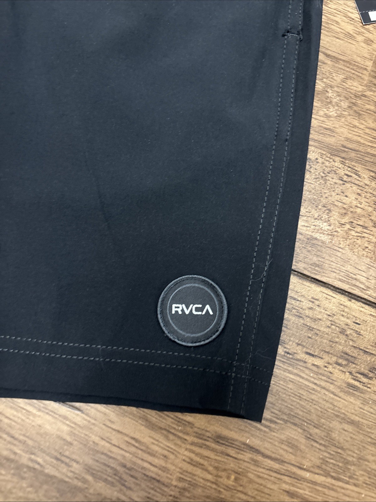 NEW – RVCA Men’s Travis Solid Trunk 17 Shorts – Black – Medium – 7” Inseam NWT