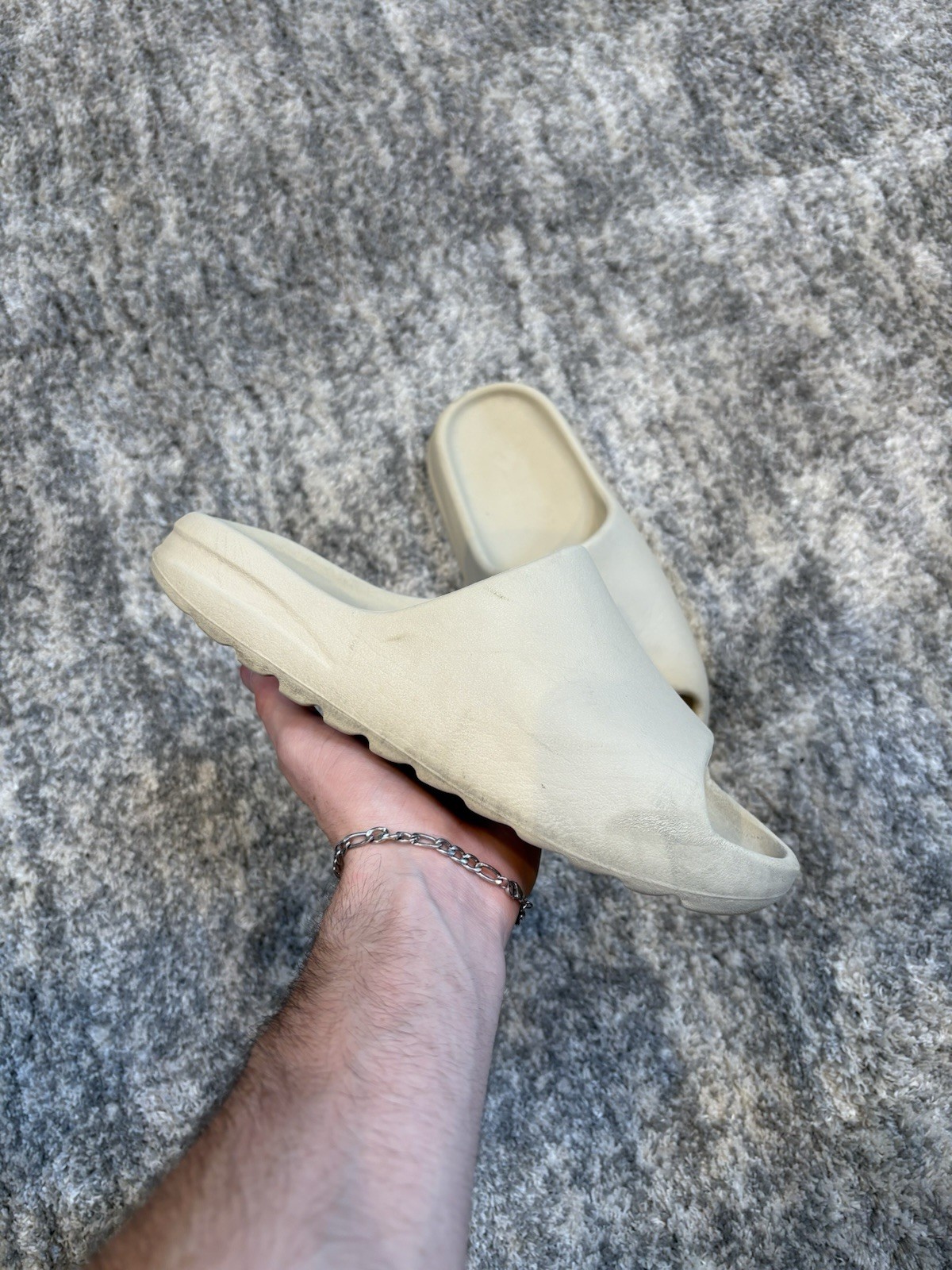 Size 9 – Yeezy Slides ‘Bone’ [FZ5897]