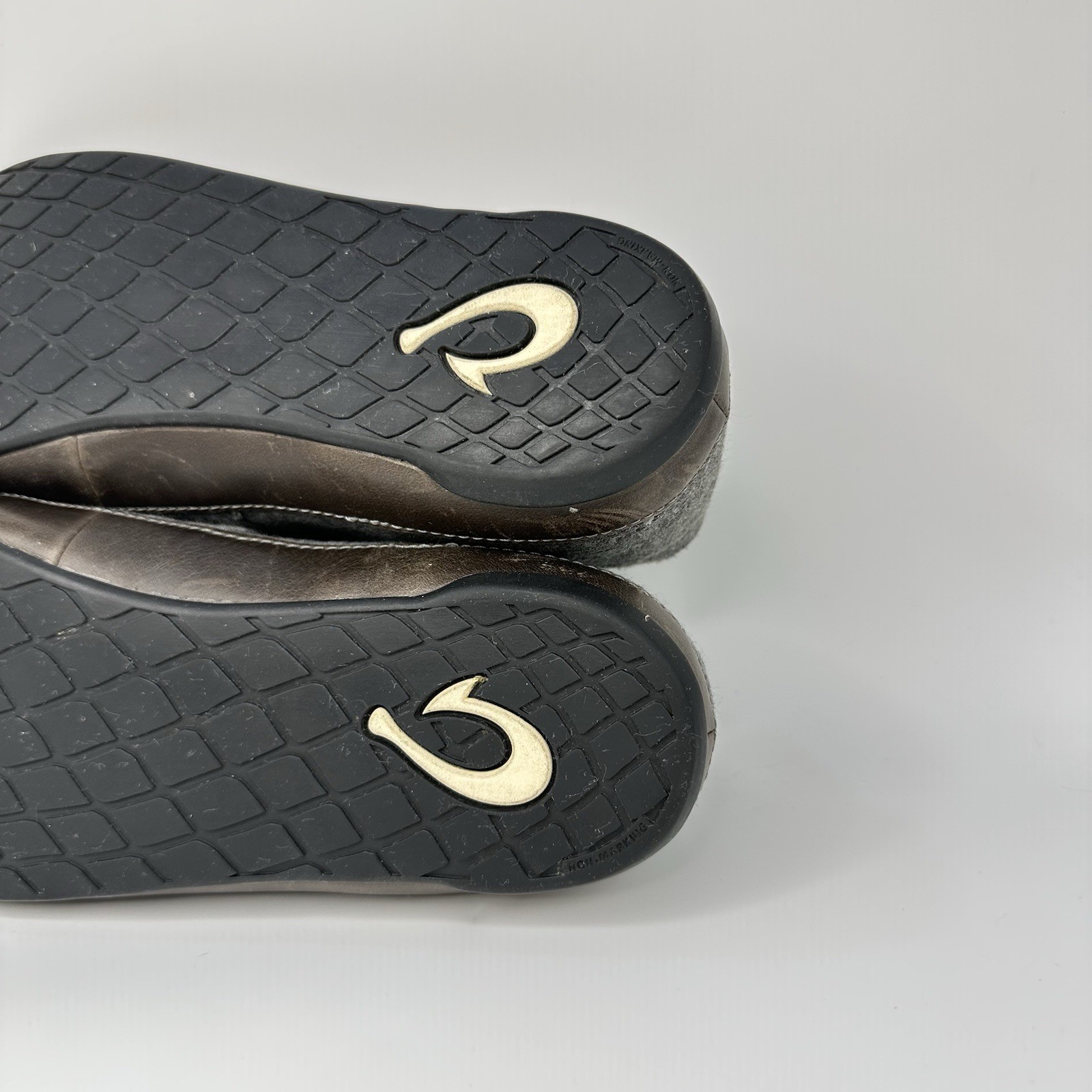 OluKai Mahana Men 11 Dark Shadow Quilted Jersey Drop-In Heel Slipper