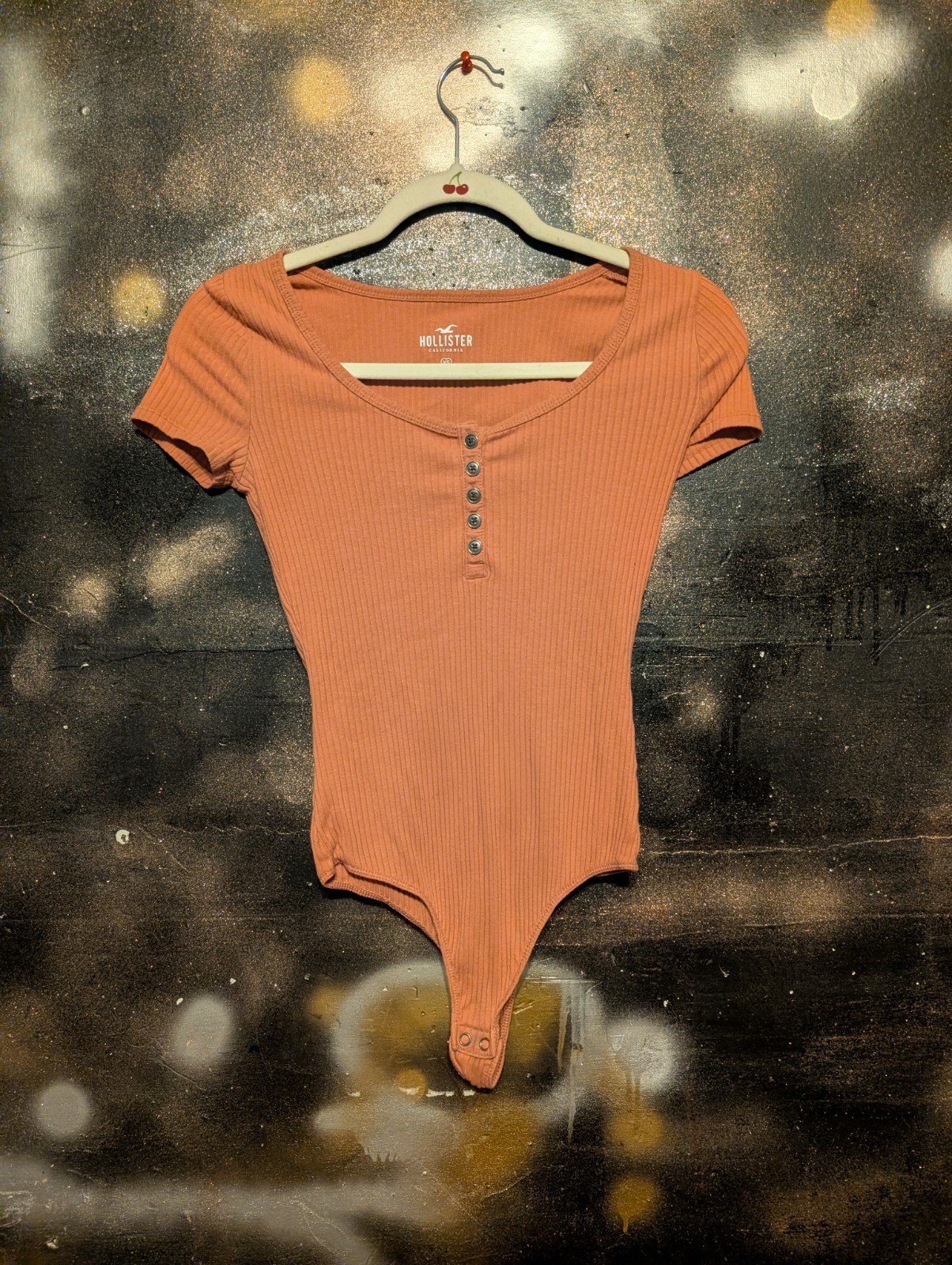 ​Hollister Ribbed Henley Bodysuit Size XS Peach Brown Short Sleeve