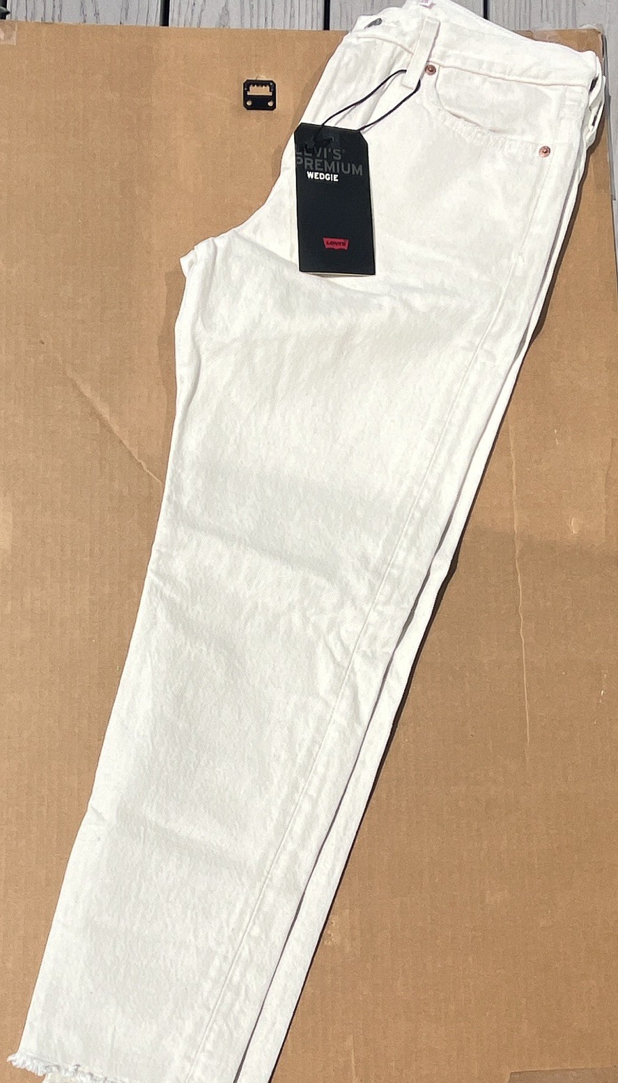 Levi’s Premium Women’s Wedgie High Rise Tapered White Denim Jeans Size 29