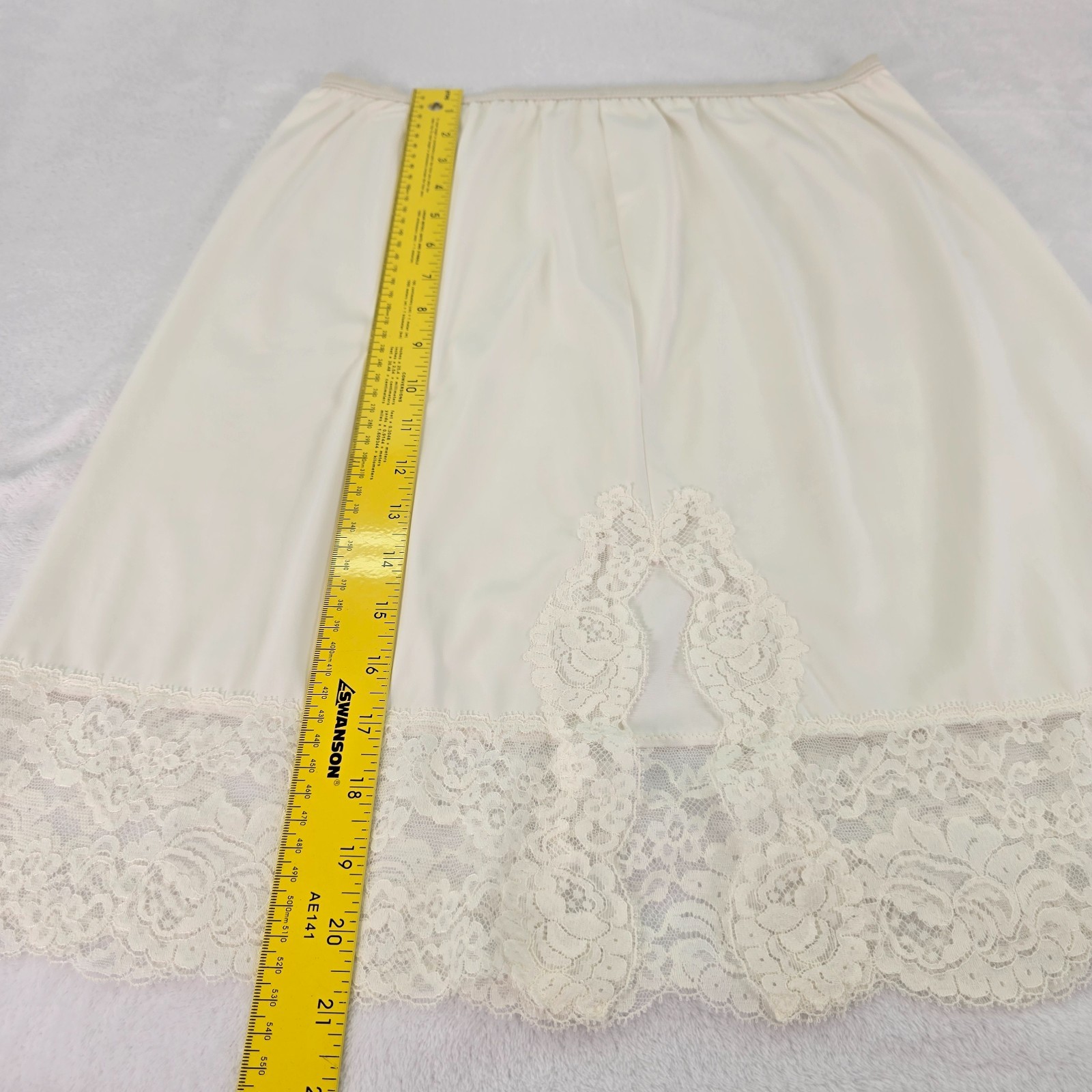 Vintage White Nylon Half Slip Wide Lace Trim Size M Kick Pleat 20.75″ Long