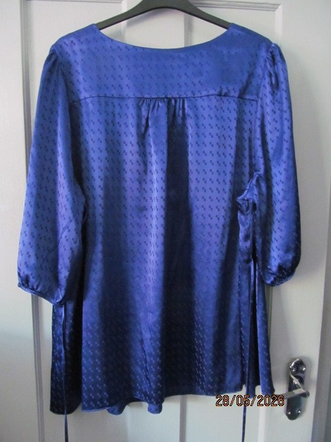 LADIES STRIKING ROYAL BLUE V NECK TOP SIZE 28/30