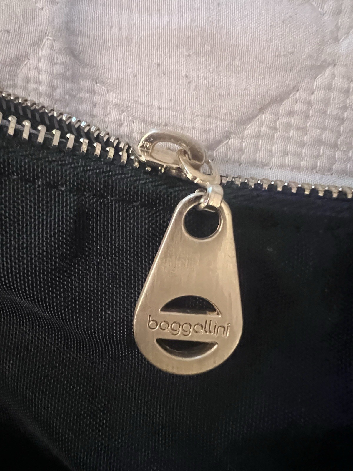 Baggallini Black Crescent Shoulder Bag Zip Closure Lightweight Gold Hardware