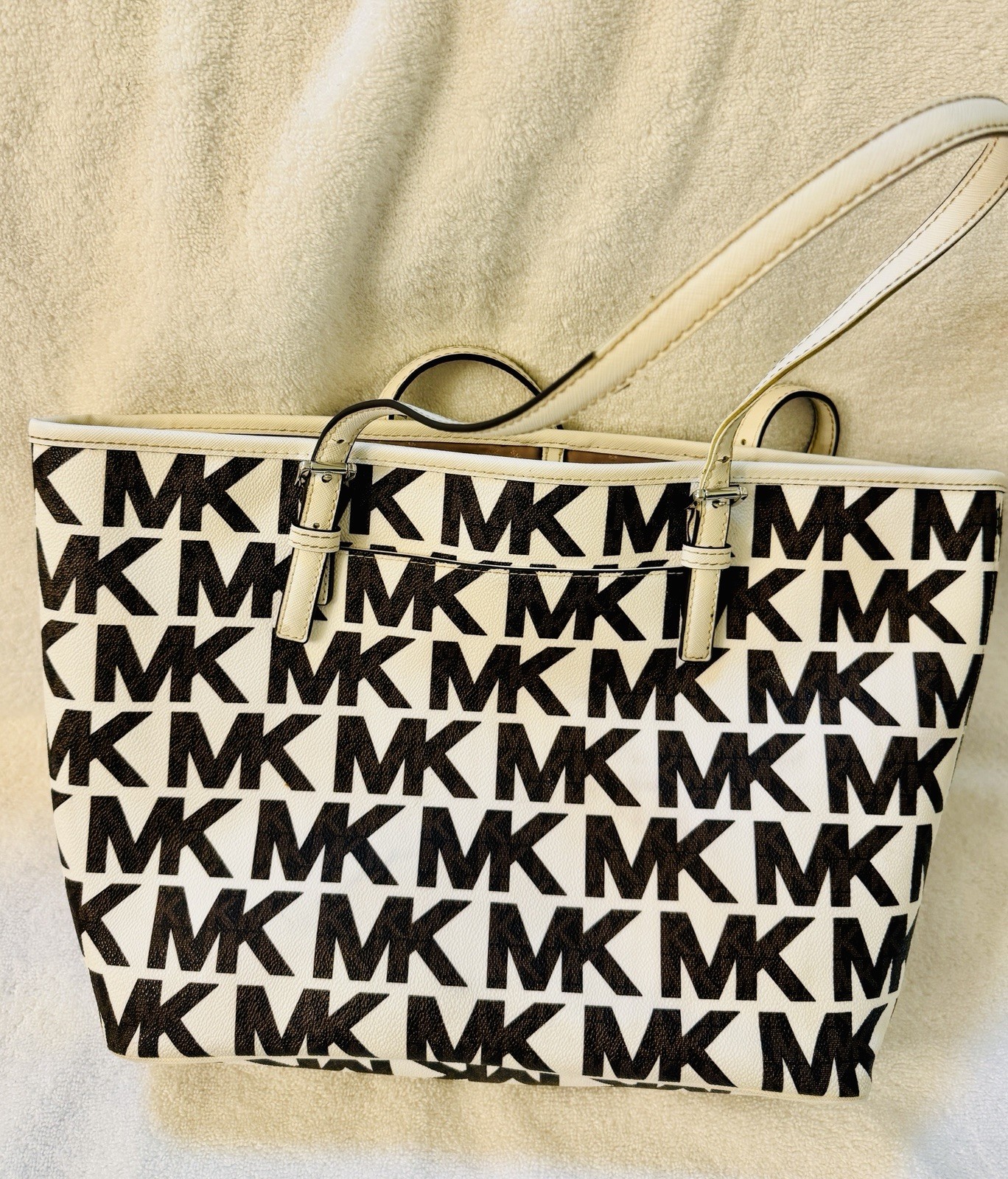 Michael Kors Jet Set MD Carryall Tote and Trifold Wallet – Graphic MK White/Brow