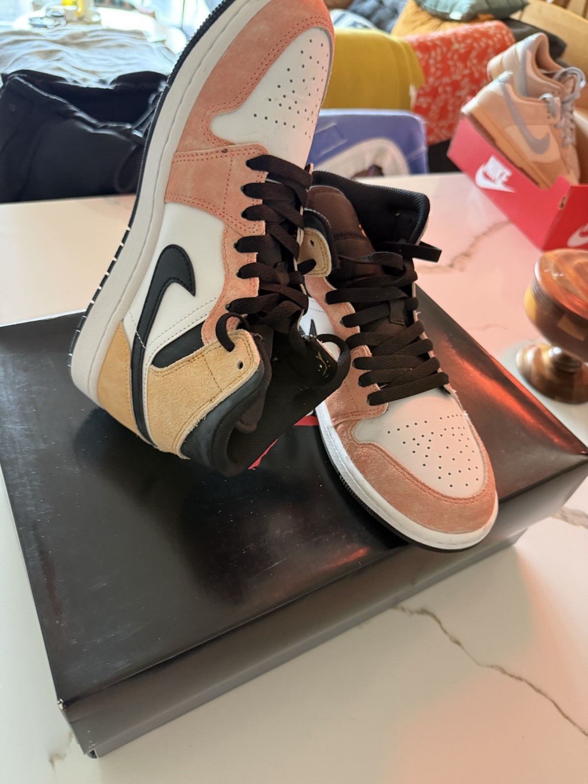Jordan Air Jordan 1 Mid Apricot SE Flight Club Suede DX4332-800 White Peach