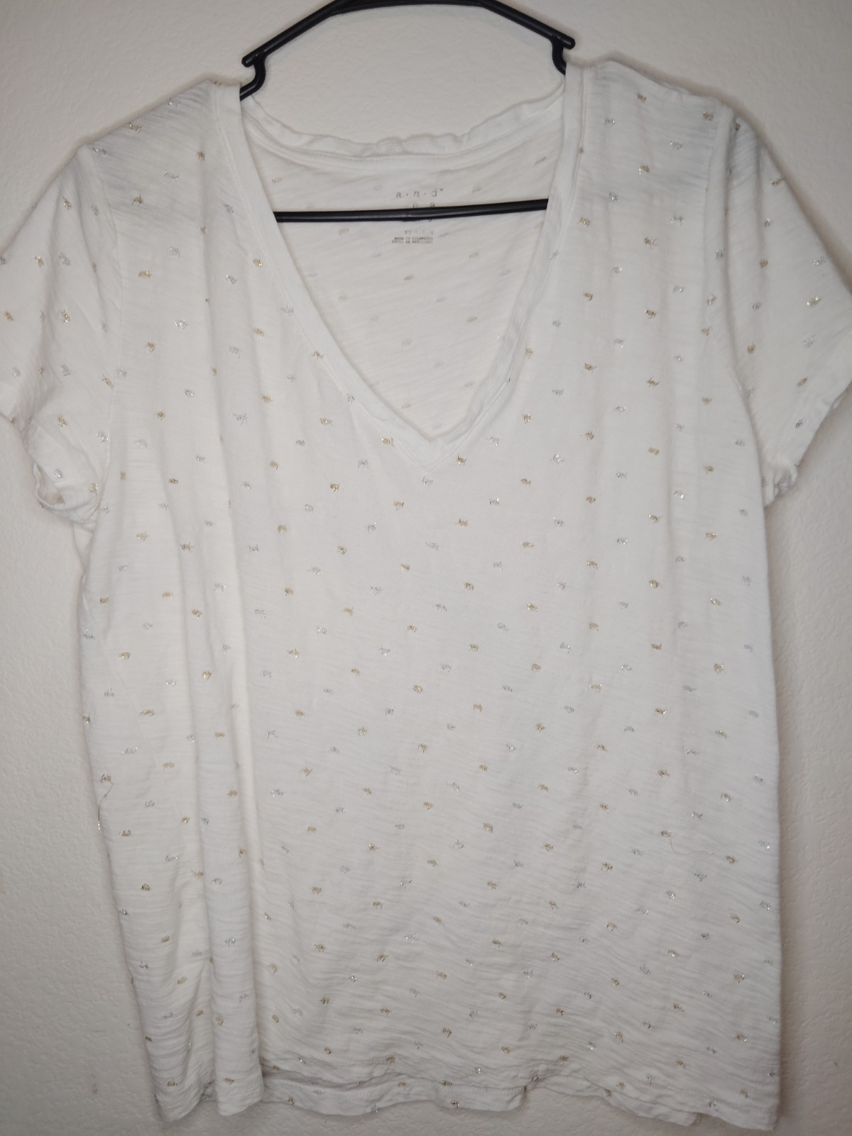 a.n.a Womens L White V-Neck Tee Shirt Gold Silver Foil Print Short Sleeve Top