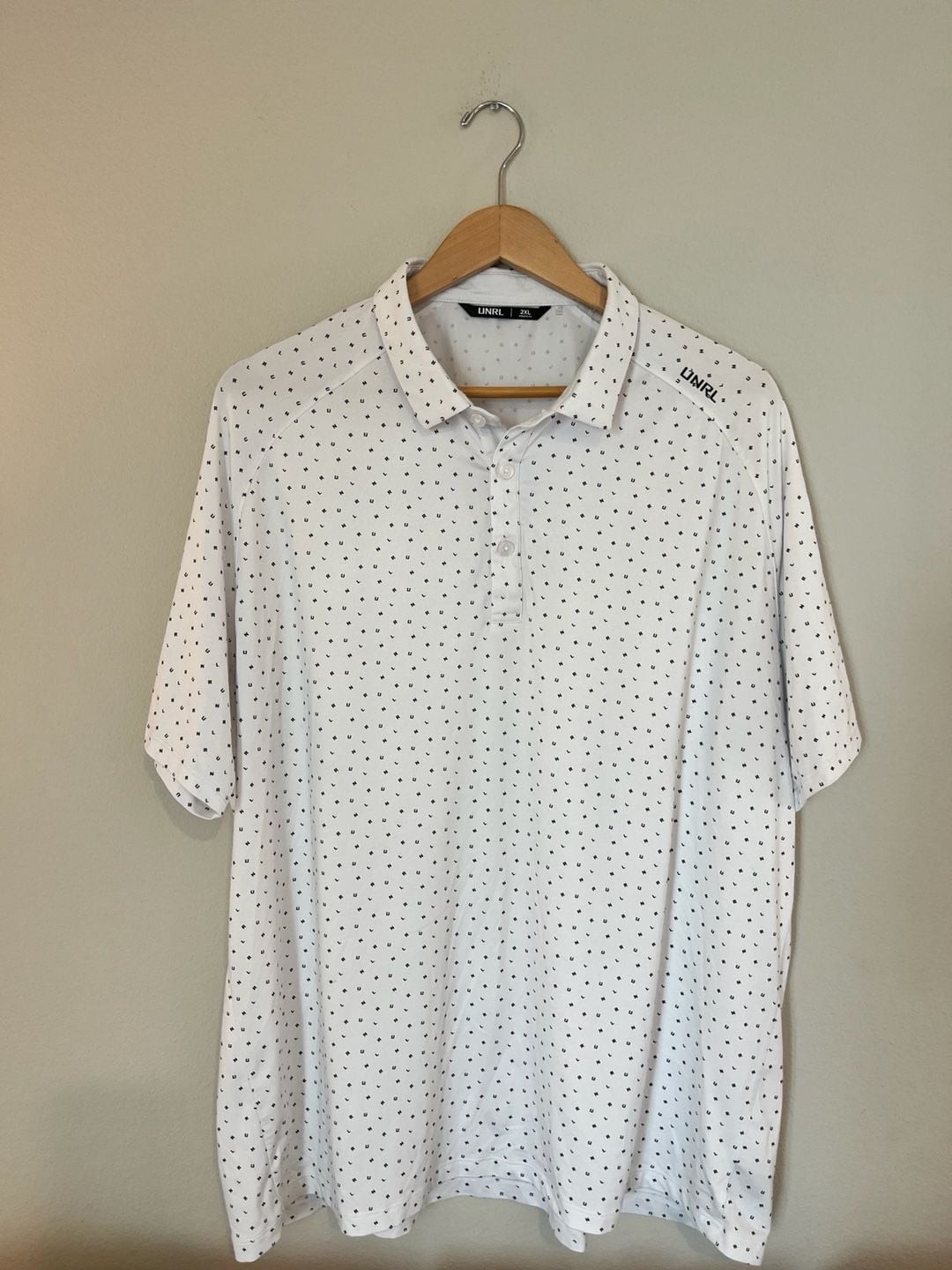 UNRL, Golf Logo Print Athletic Fit Short Sleeve Performance Polo, White, 2XL