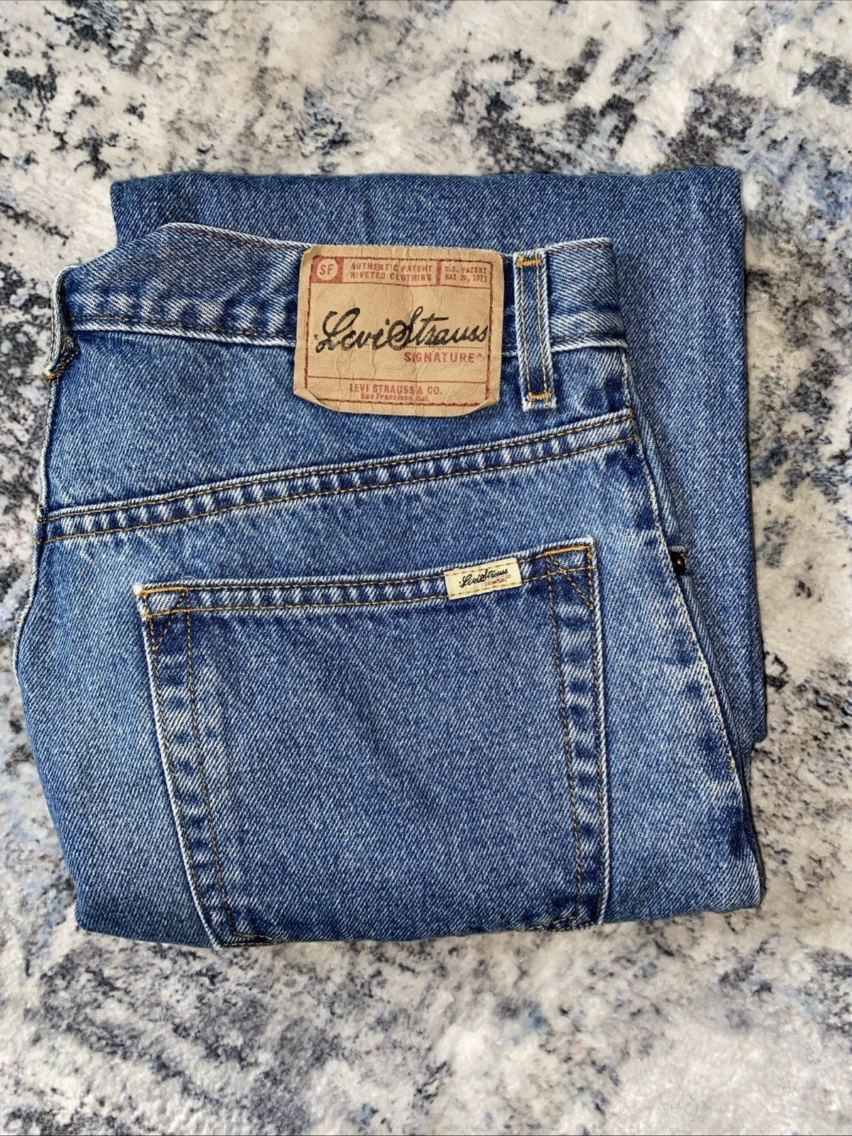Levi Strauss Signature Men’s 33X30 Regular Fit Straight Leg Medium Wash Jeans