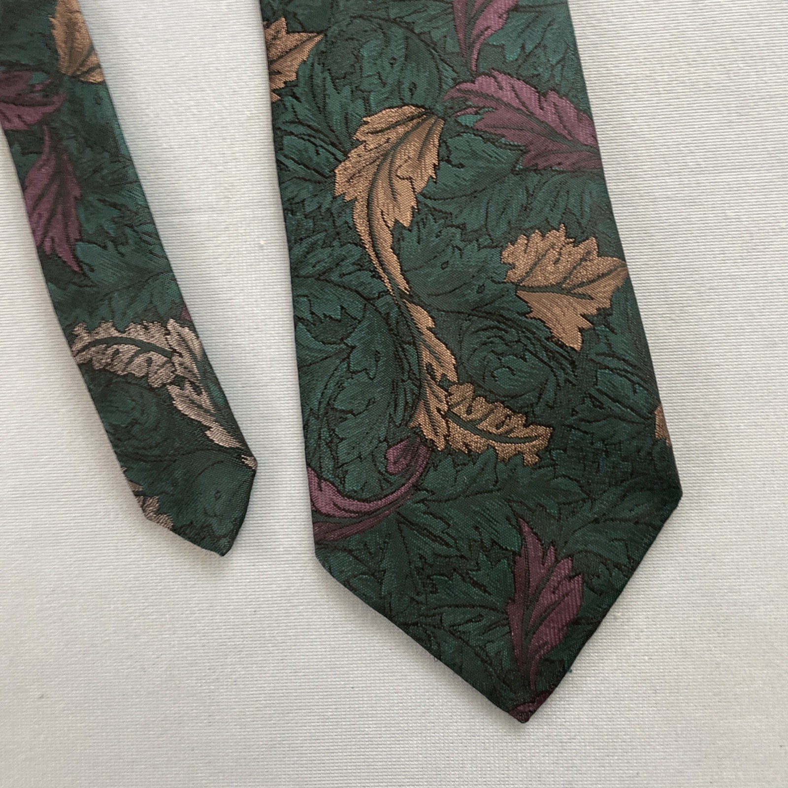 Vtg Necktie Editions Van Heusen Tie Brocade Floral MCM Poly Silk Texture 3×59″