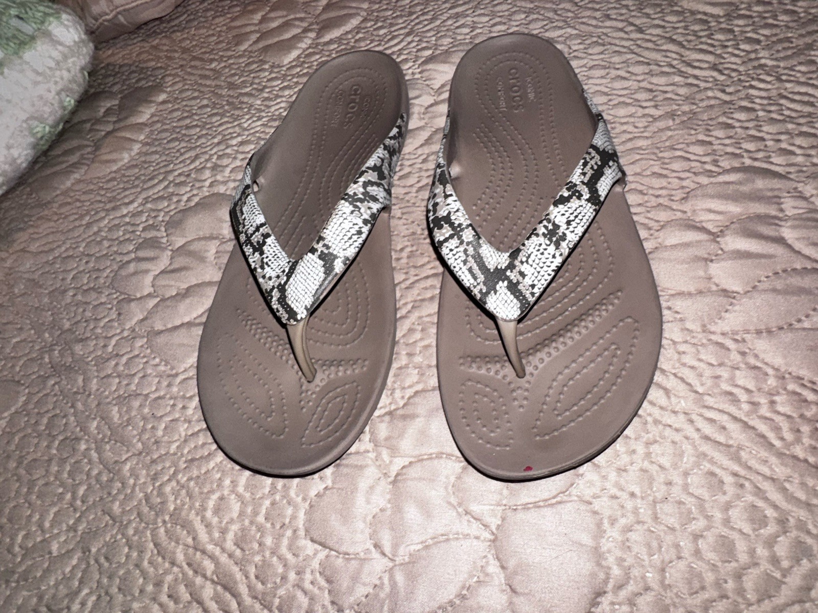 CROCS KADEE II SNAKE PRINT FLIP FLOPS THONGS SANDALS SIZE 8