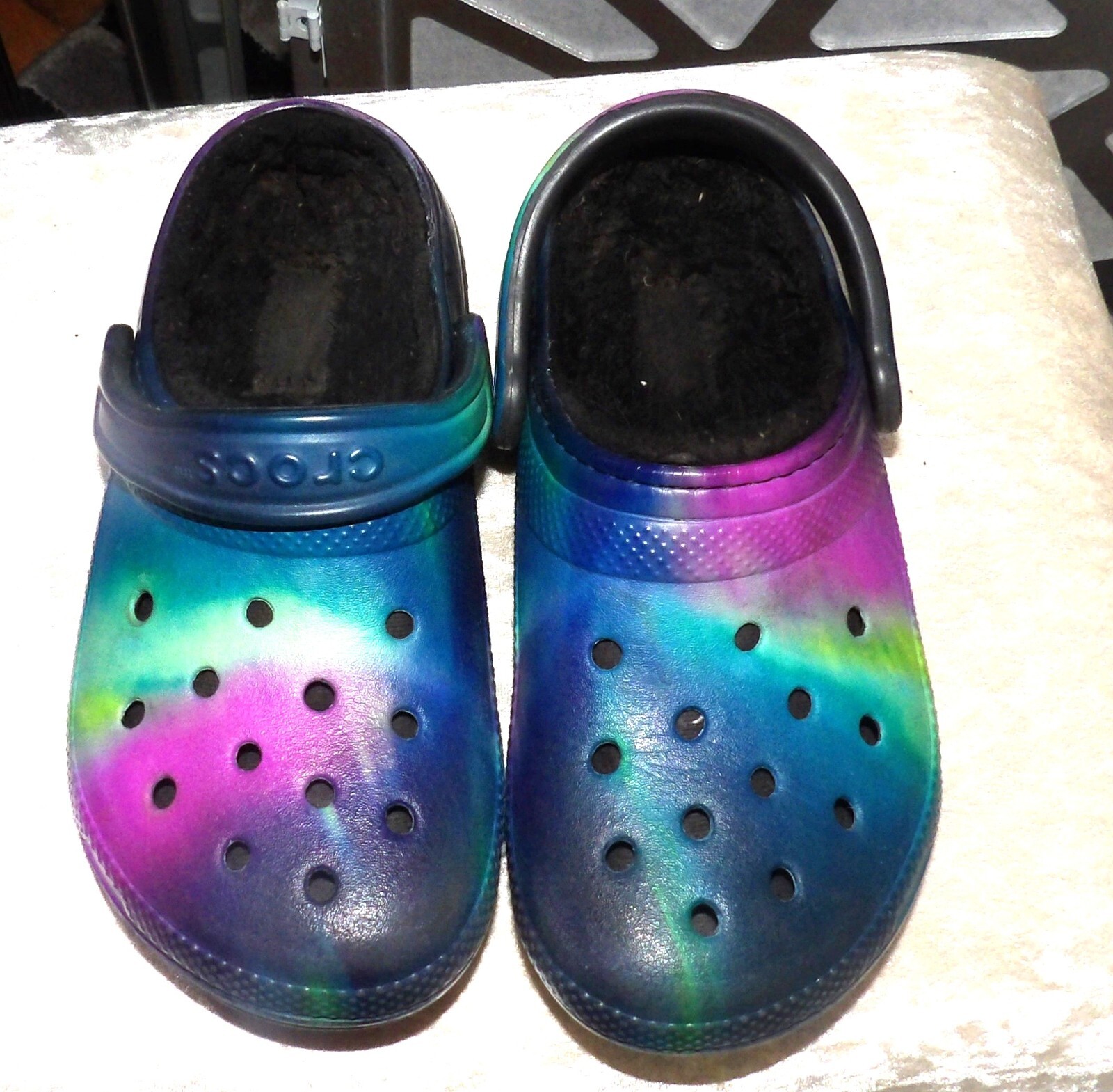 CROCS UNISEX NAVY BLUE/PURPLE TYE DYE BLACK LINED CLOGS,MULES( W:4/M:2)