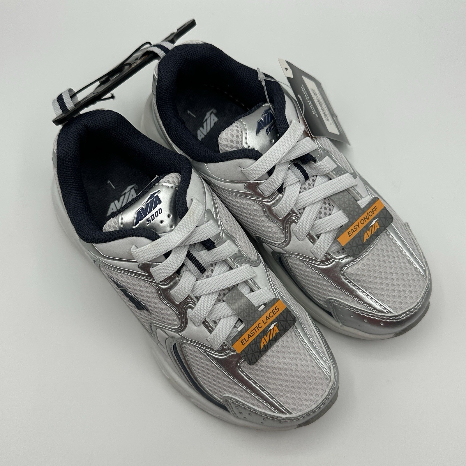 Avia 5000 Sneakers Youth Size 1 Performance Walking Sneakers. Silver/White.